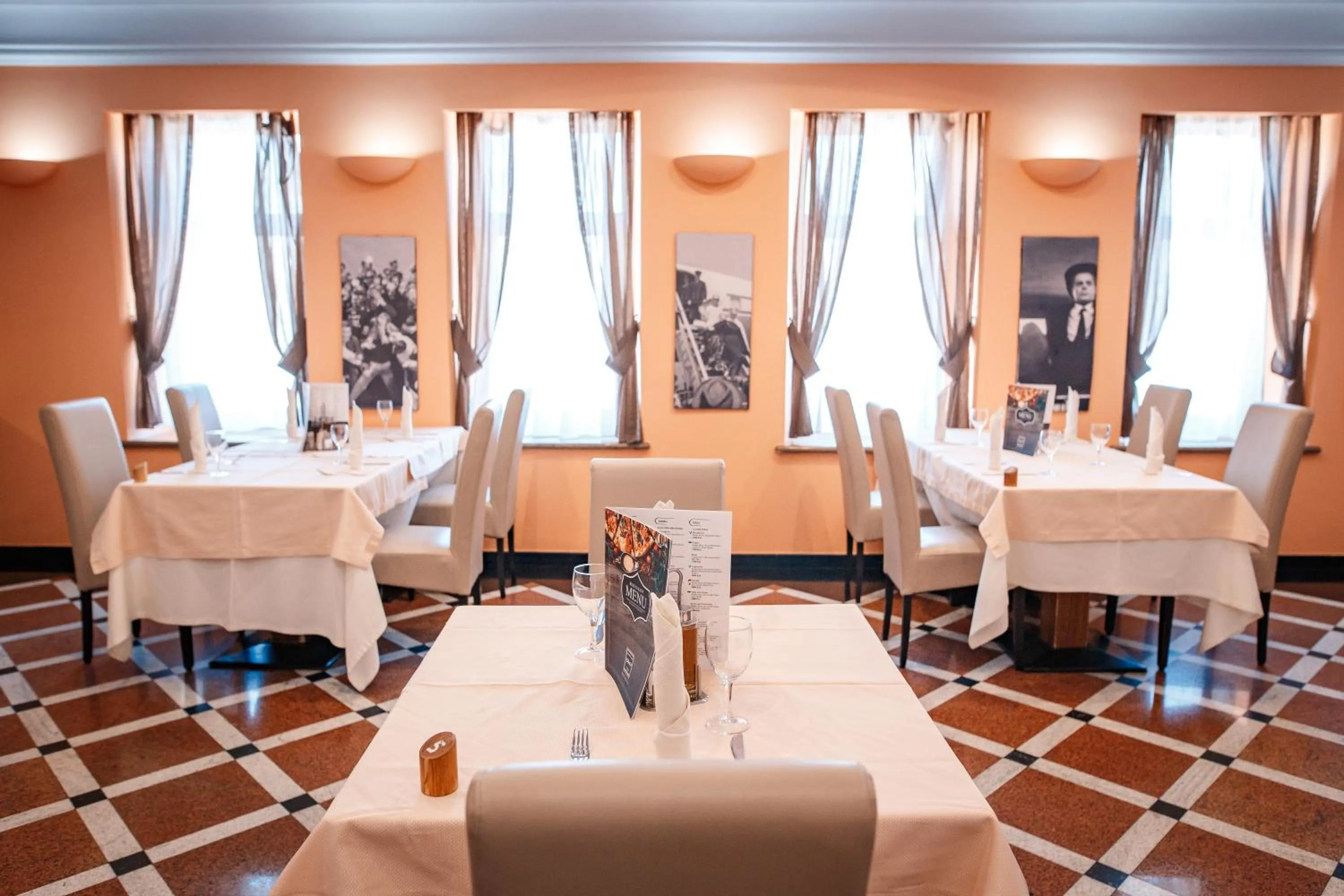 Restaurant/places to eat in River Palace Hotel