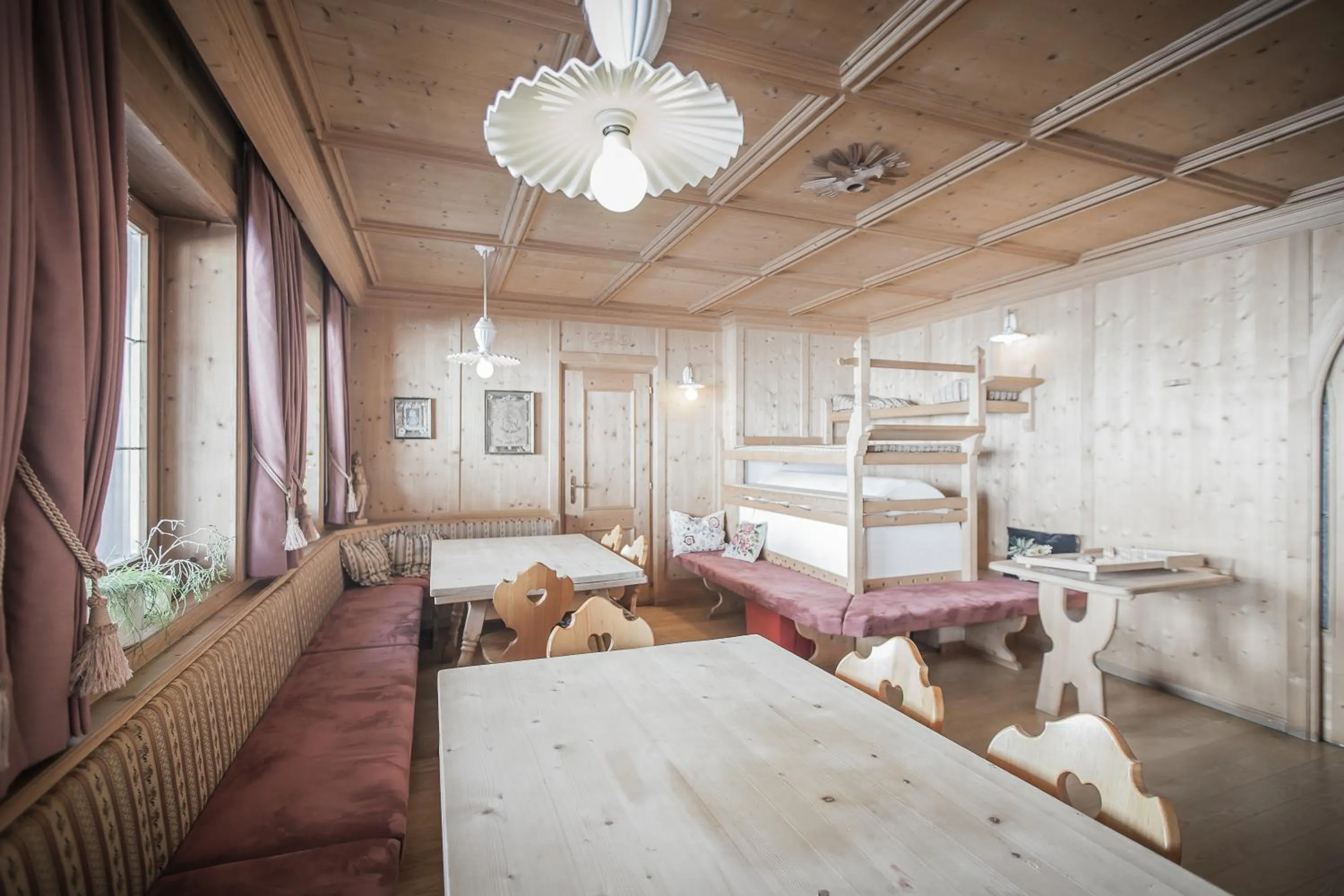 Restaurant/places to eat, Bed in Hotel Bergland