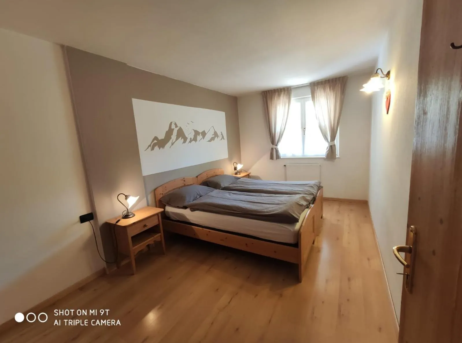 Photo of the whole room, Bed in Residence Montebel