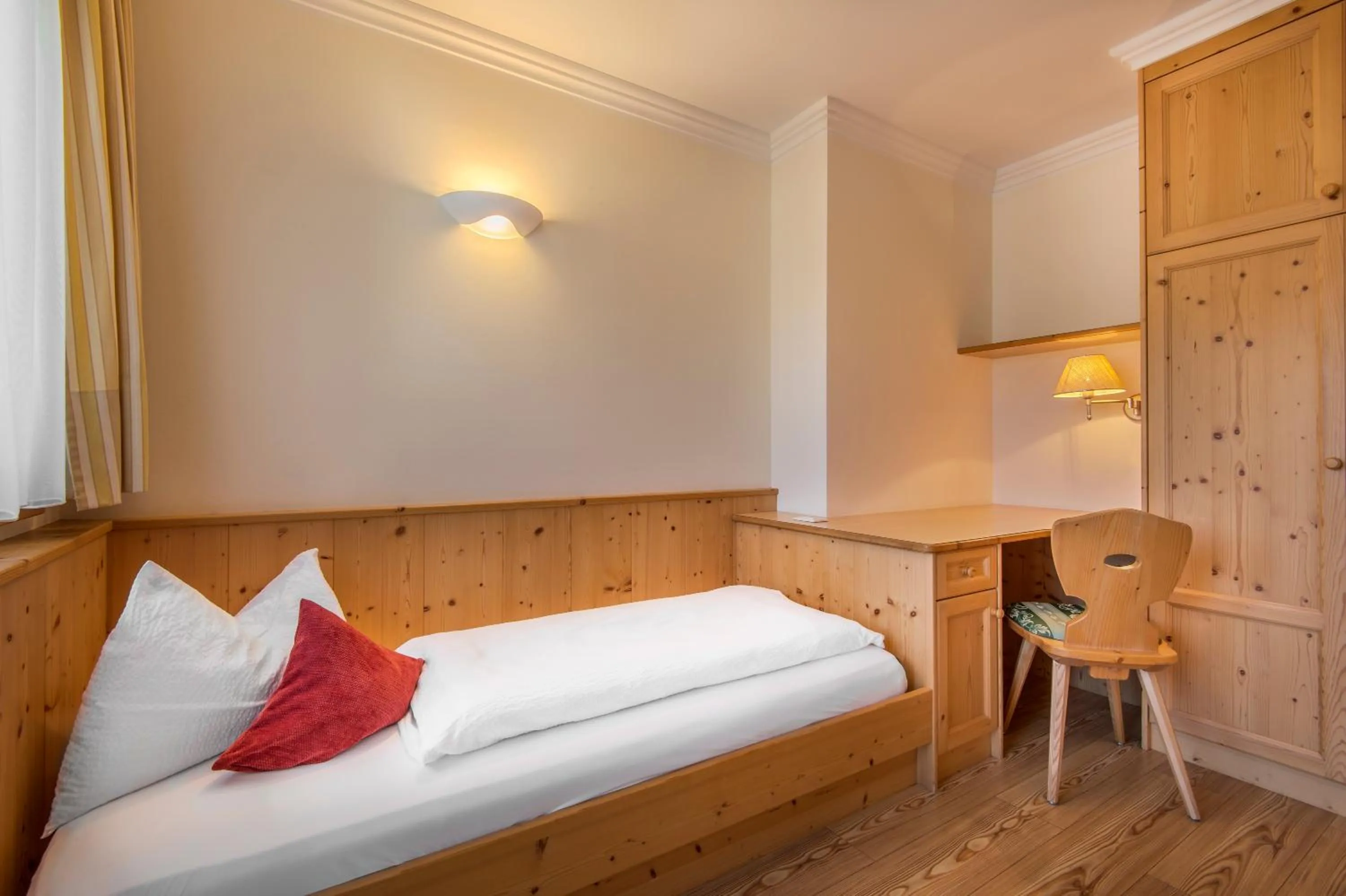 Photo of the whole room, Bed in Residence Angelika