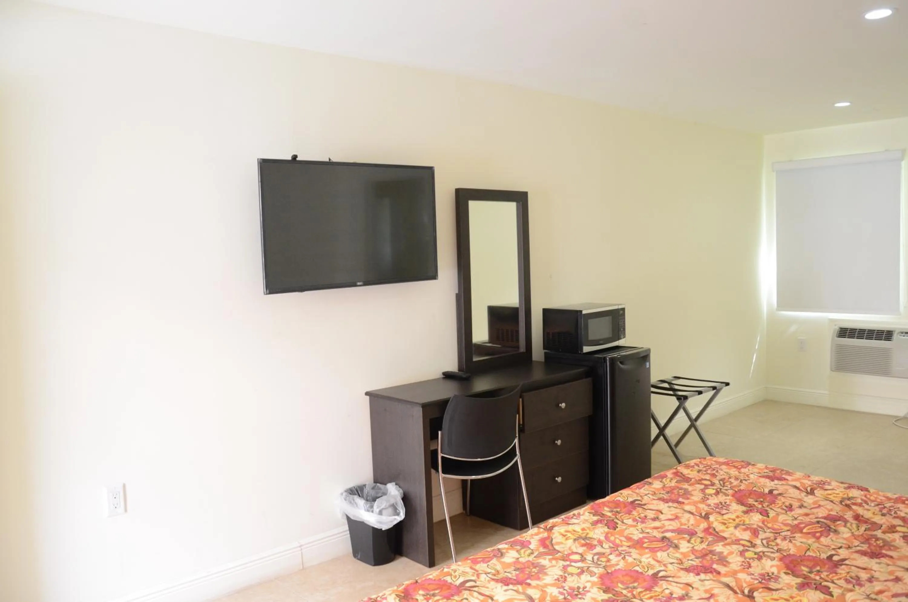 TV and multimedia, Bed in Carl's El Padre Motel