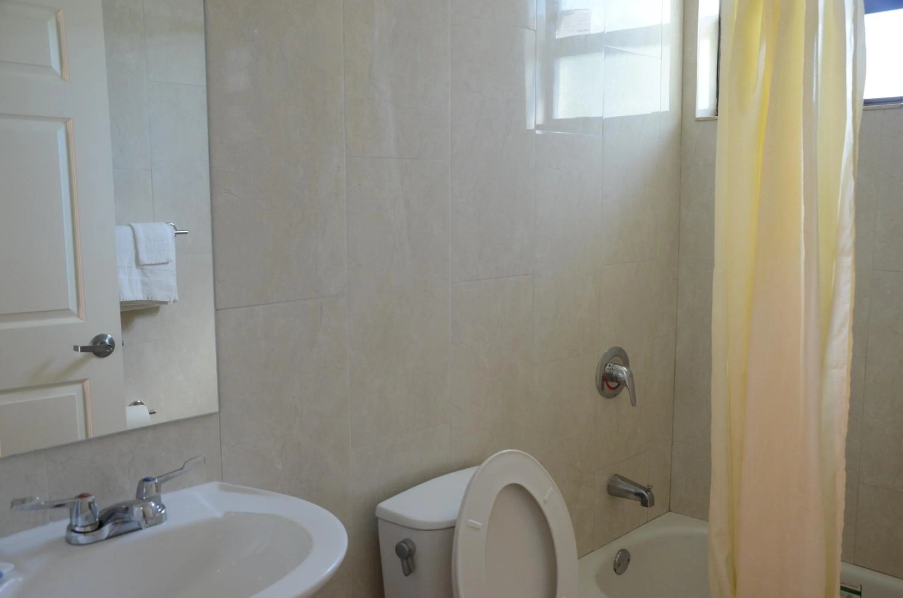 Bathroom in Carl's El Padre Motel