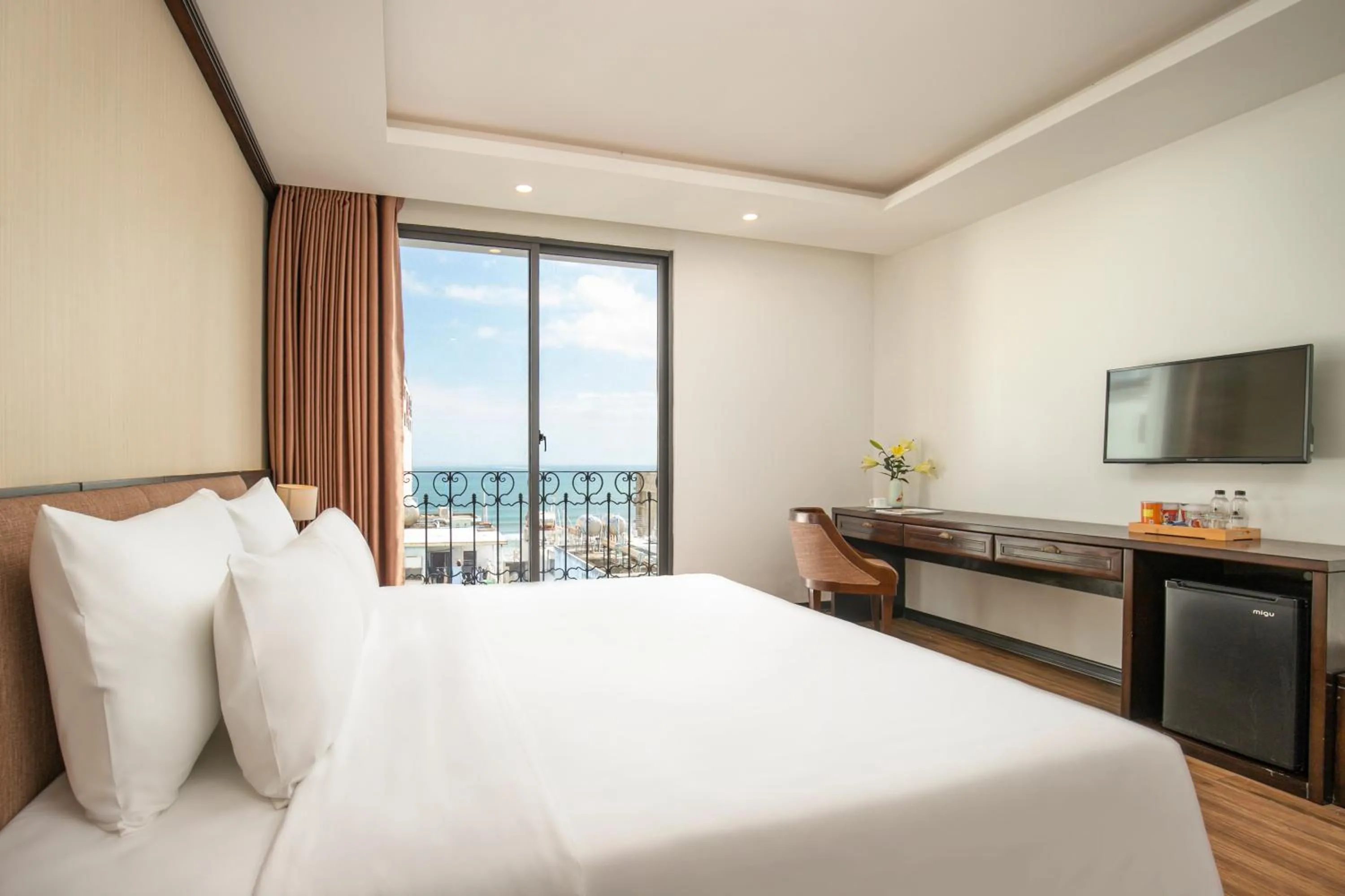 Communal lounge/ TV room, Bed in Palazzo Boutique Hotel