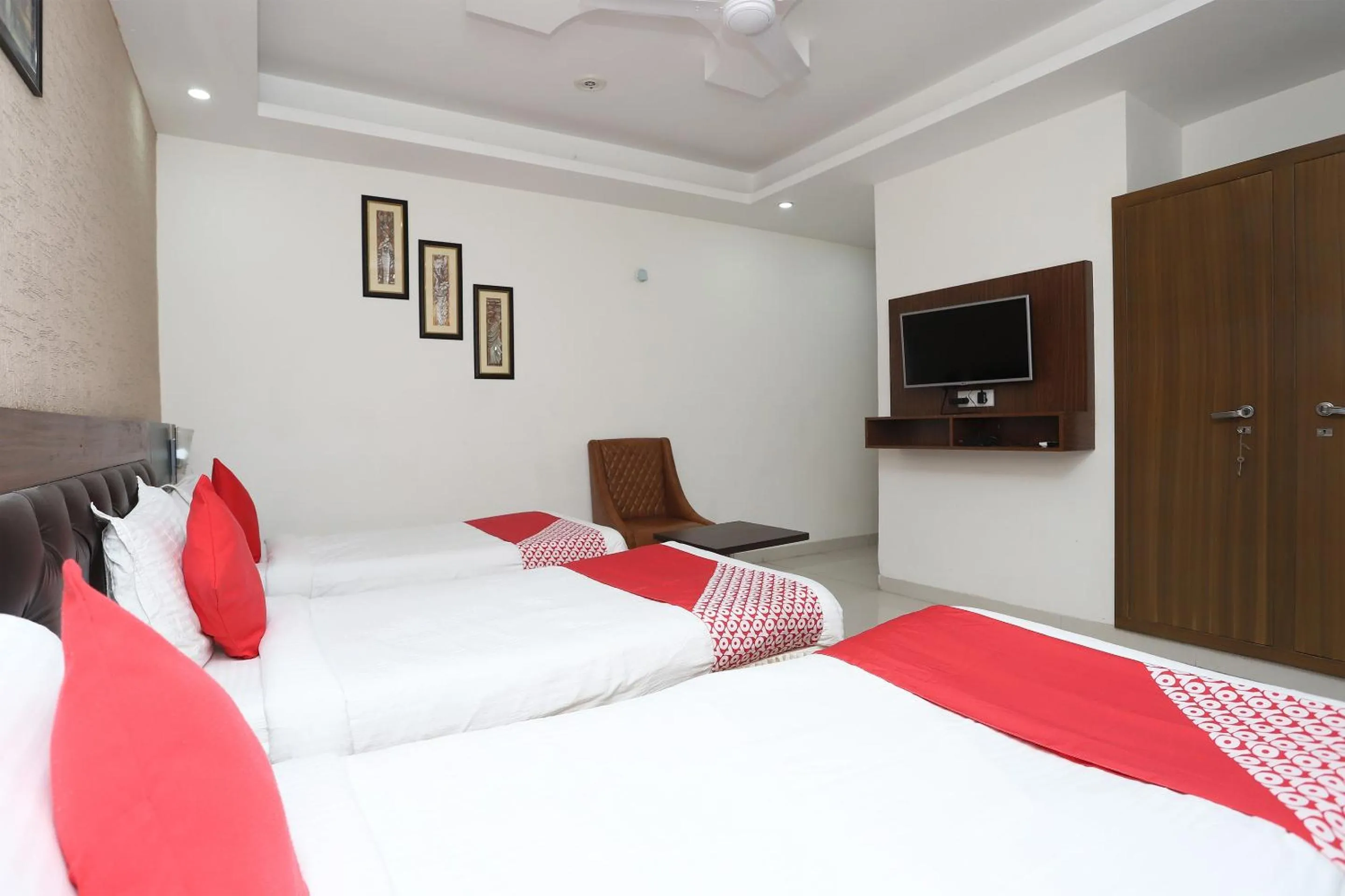 Bedroom, Bed in Super Capital O Levanti Near Aravali Biodiversity Park