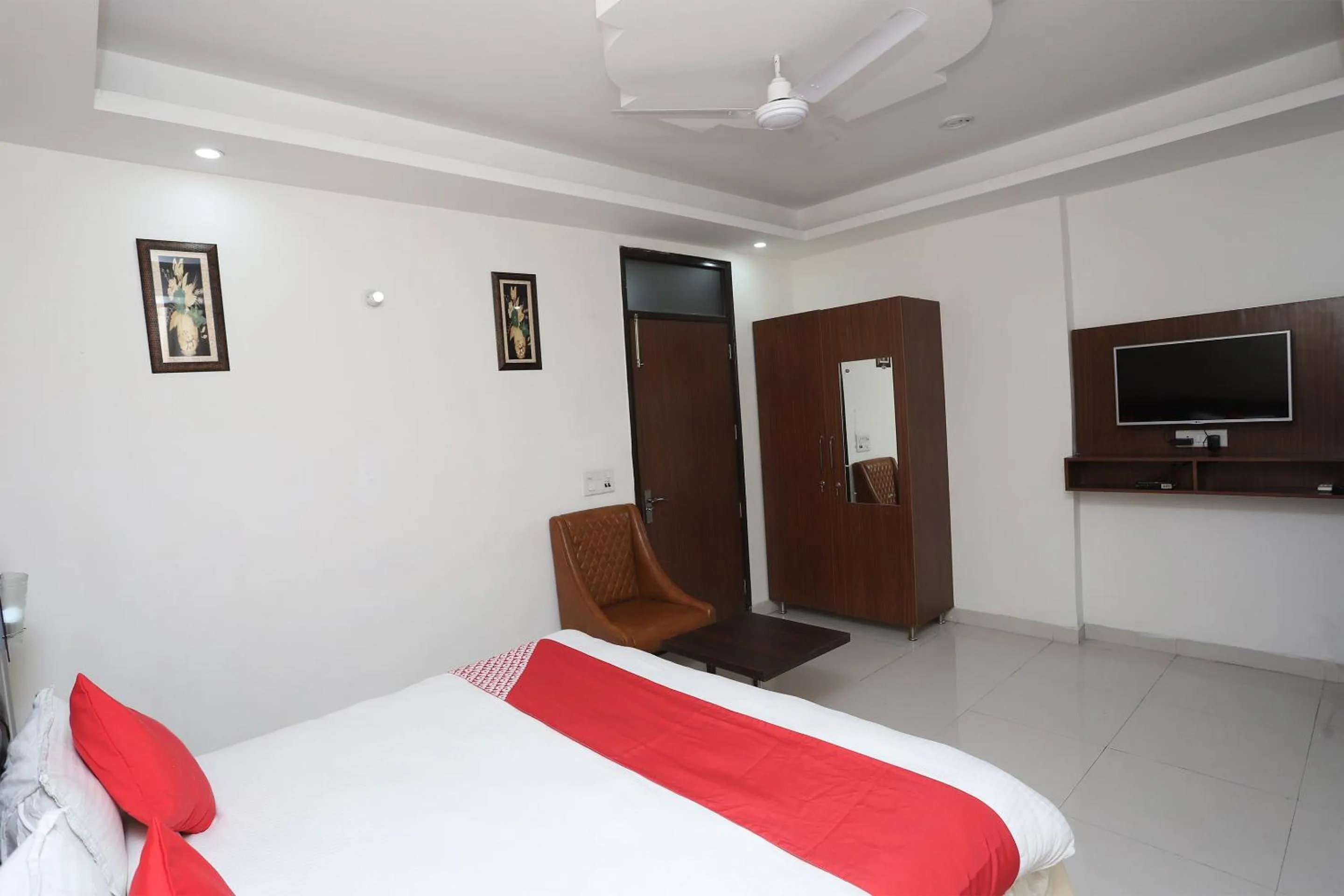 Lobby or reception, Bed in Super Capital O Levanti Near Aravali Biodiversity Park