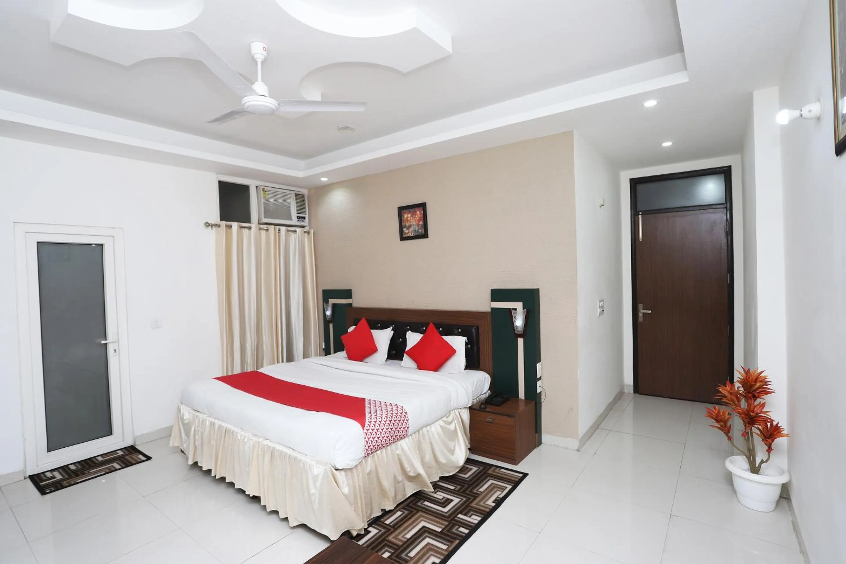 Bedroom, Bed in Super Capital O Levanti Near Aravali Biodiversity Park