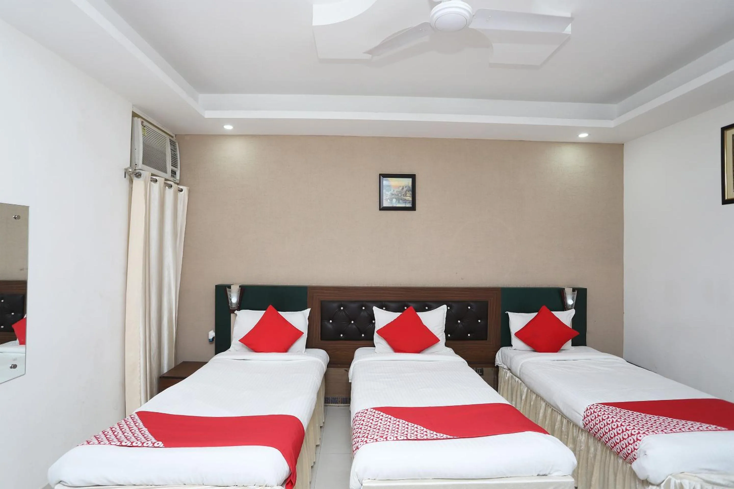 Bedroom, Bed in Super Capital O Levanti Near Aravali Biodiversity Park