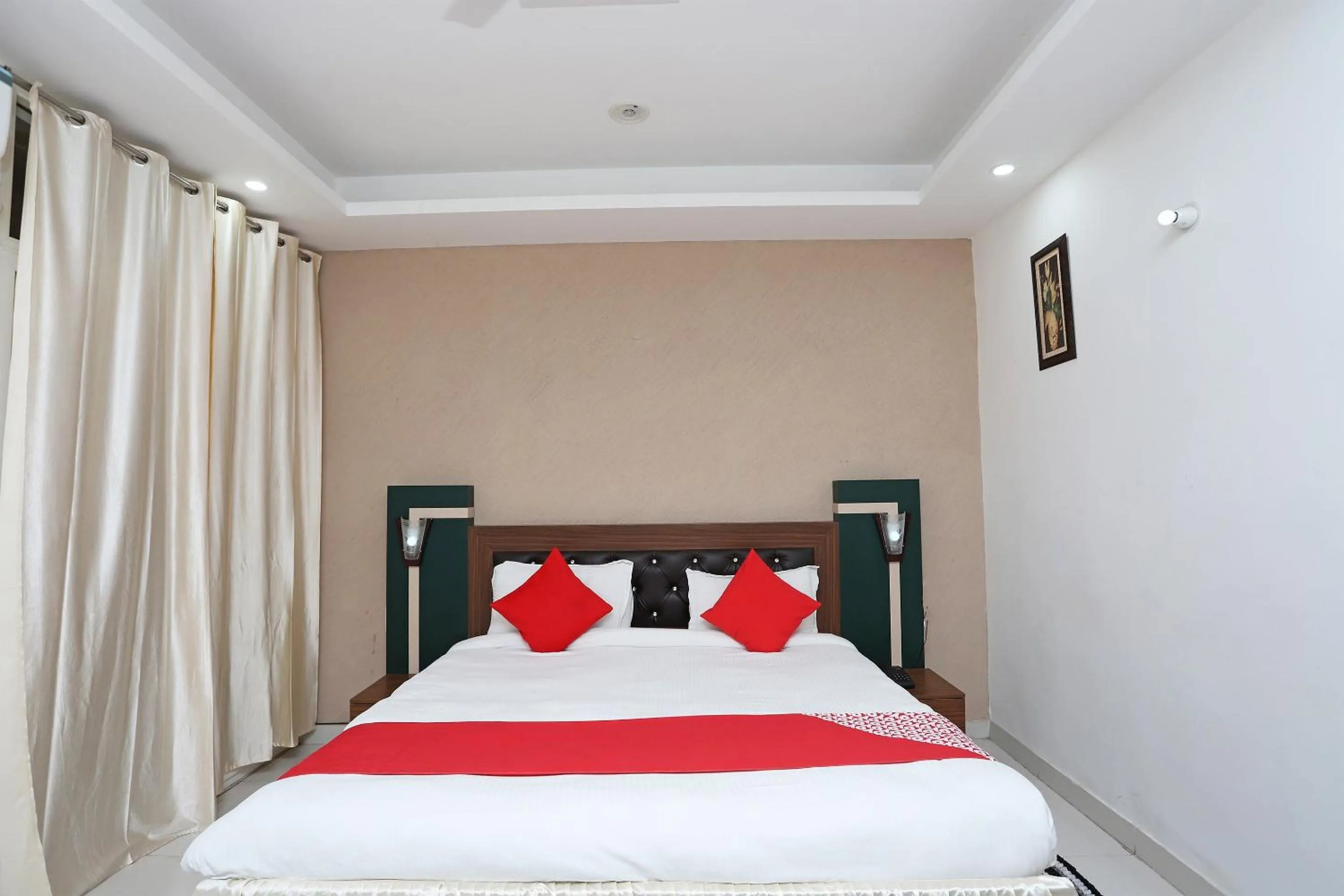Bedroom, Bed in Super Capital O Levanti Near Aravali Biodiversity Park