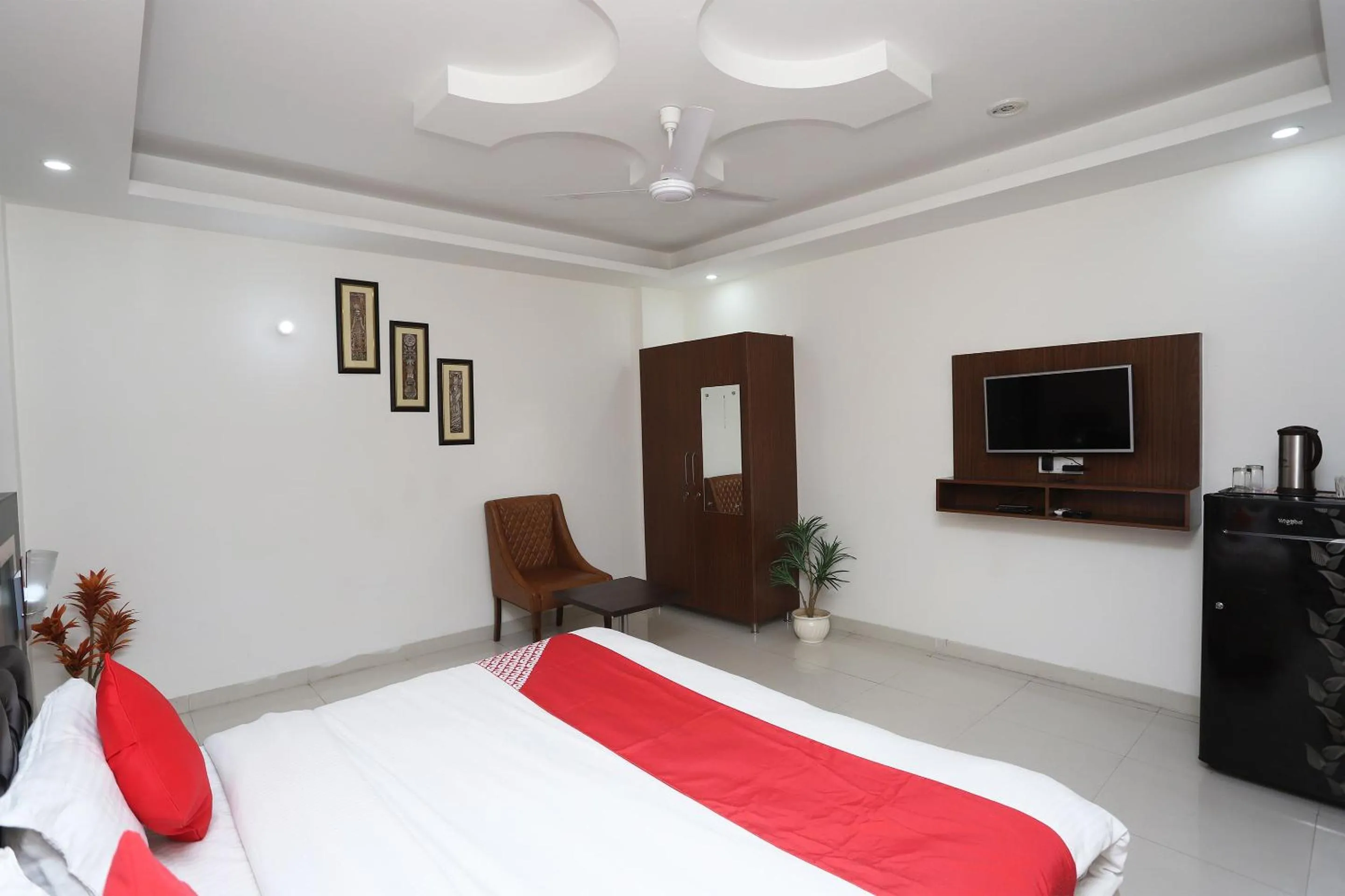 Lobby or reception, Bed in Super Capital O Levanti Near Aravali Biodiversity Park