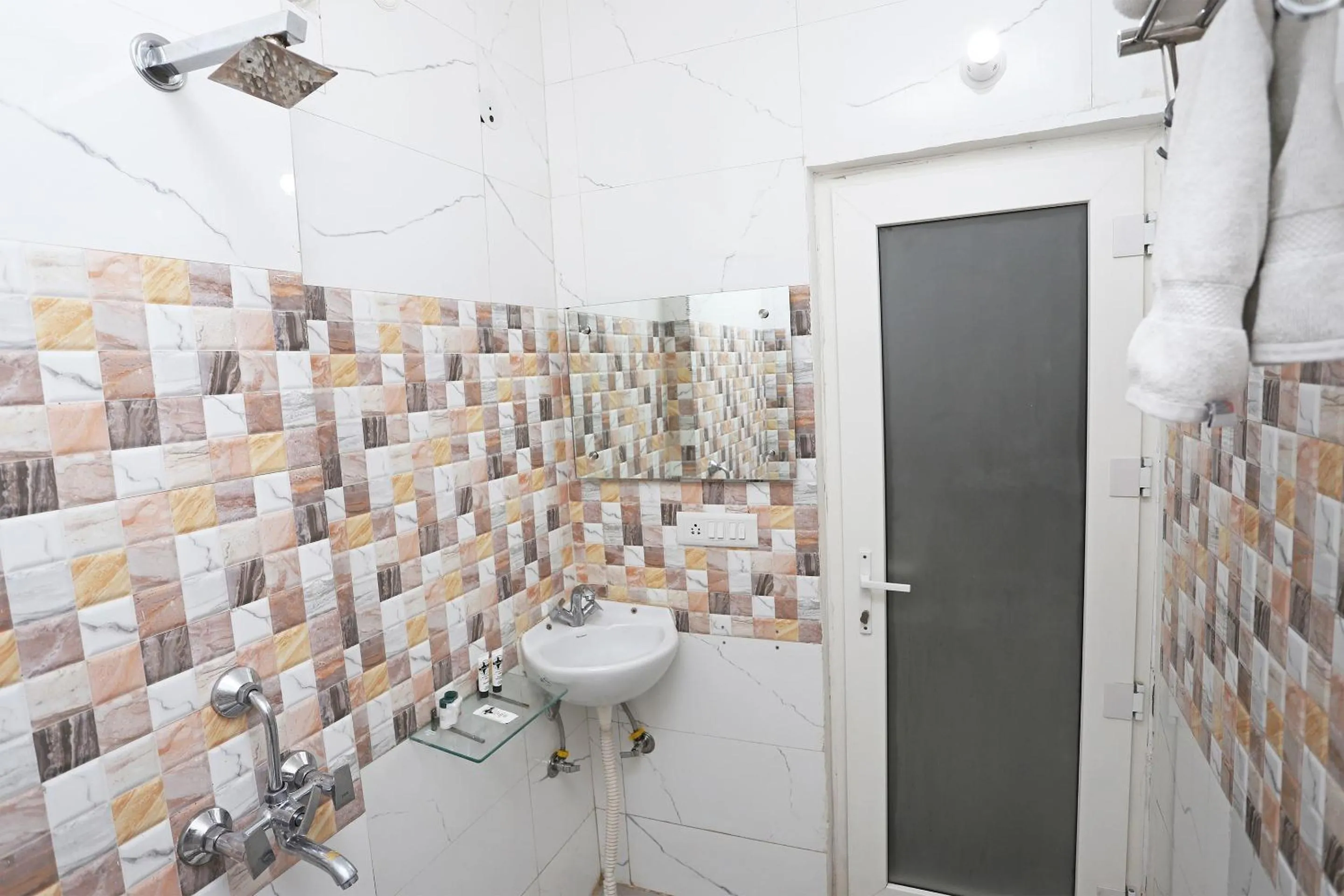 Bathroom in Super Capital O Levanti Near Aravali Biodiversity Park