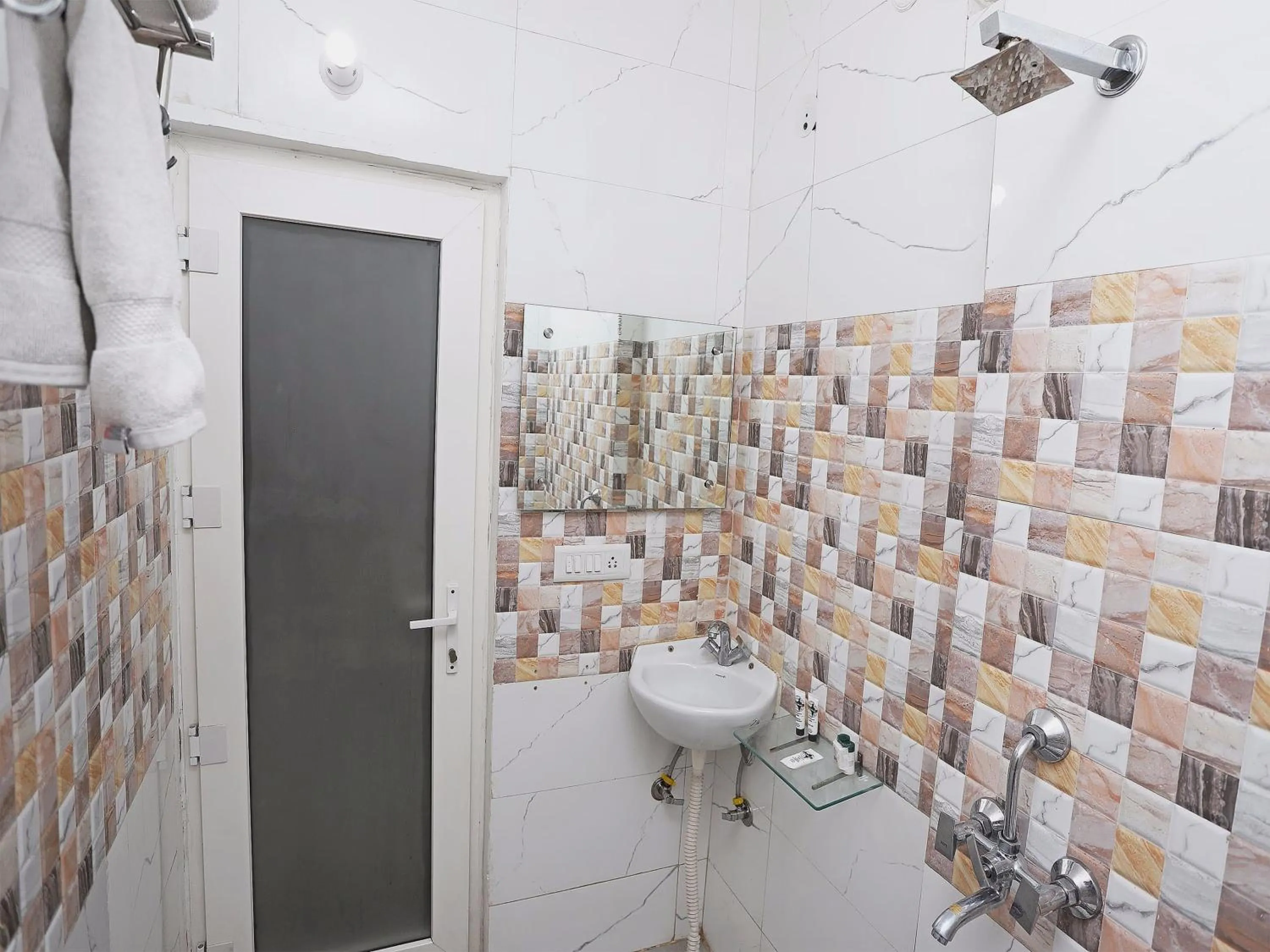 Bathroom in Super Capital O Levanti Near Aravali Biodiversity Park