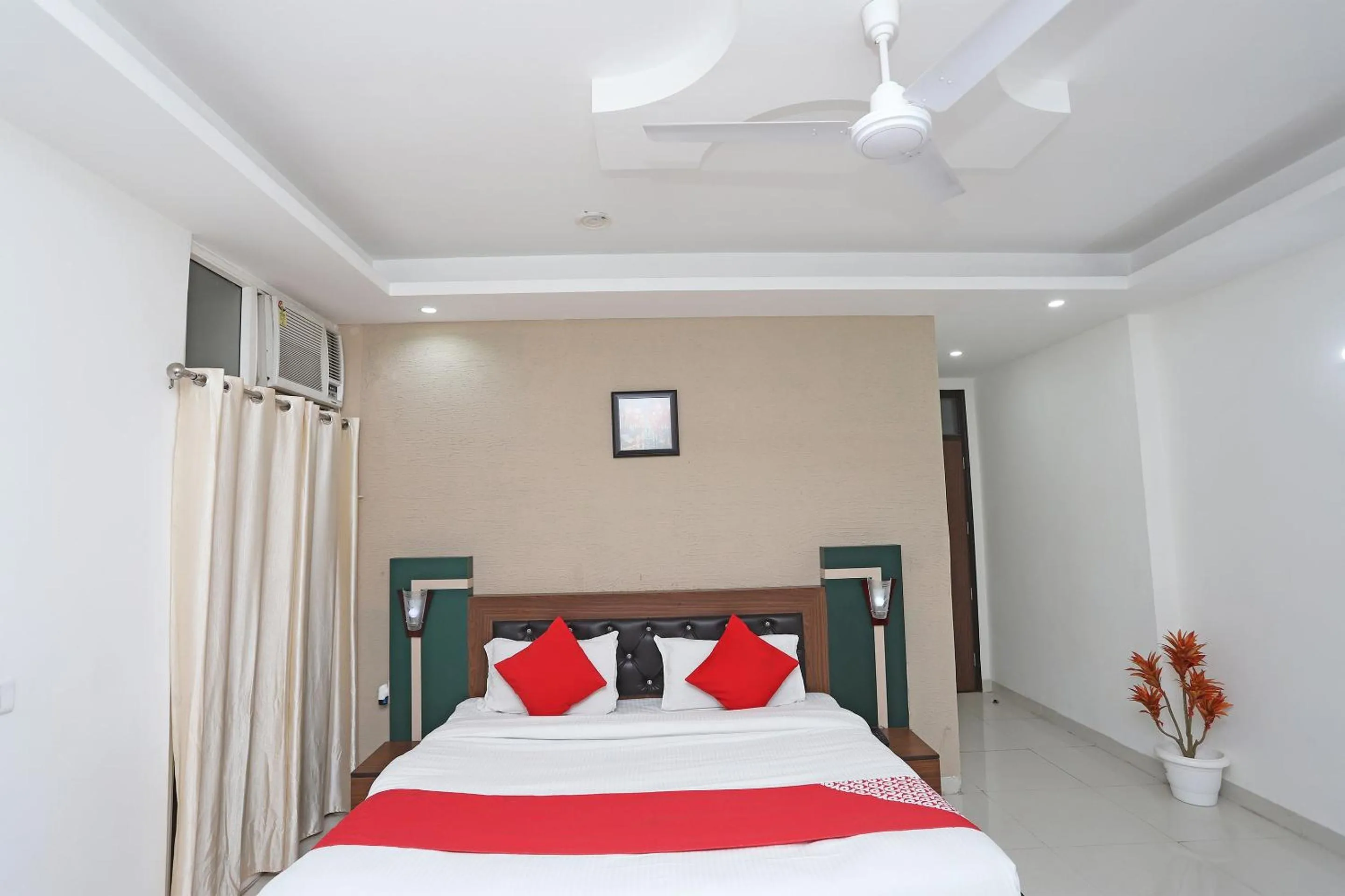 Bedroom, Bed in Super Capital O Levanti Near Aravali Biodiversity Park