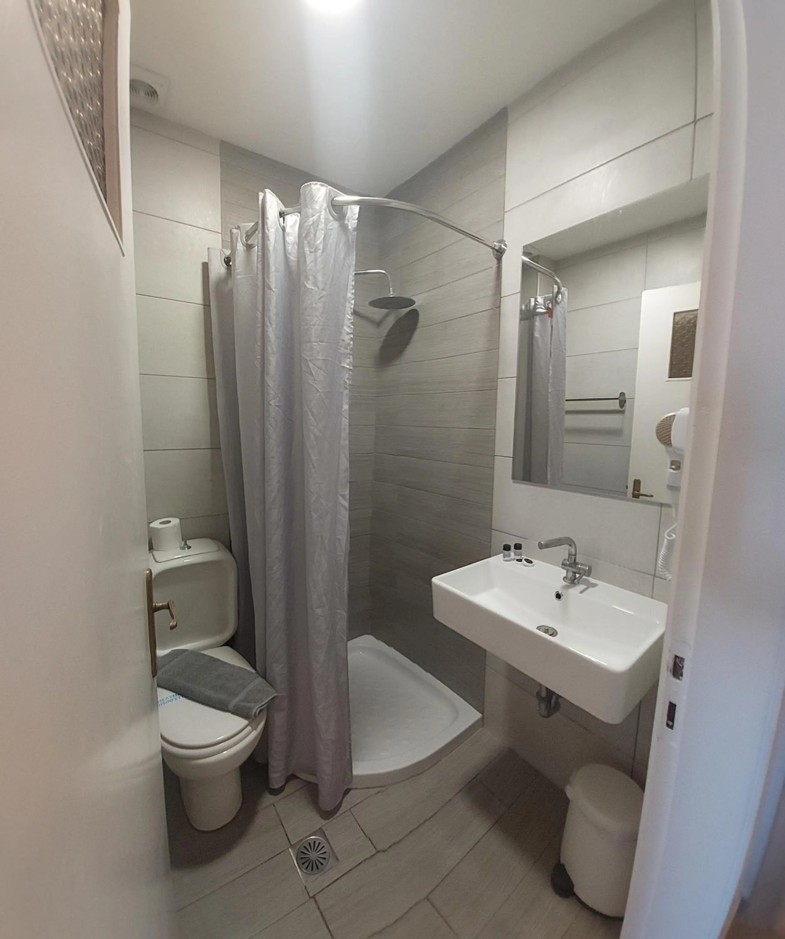 Shower in Hotel Avra