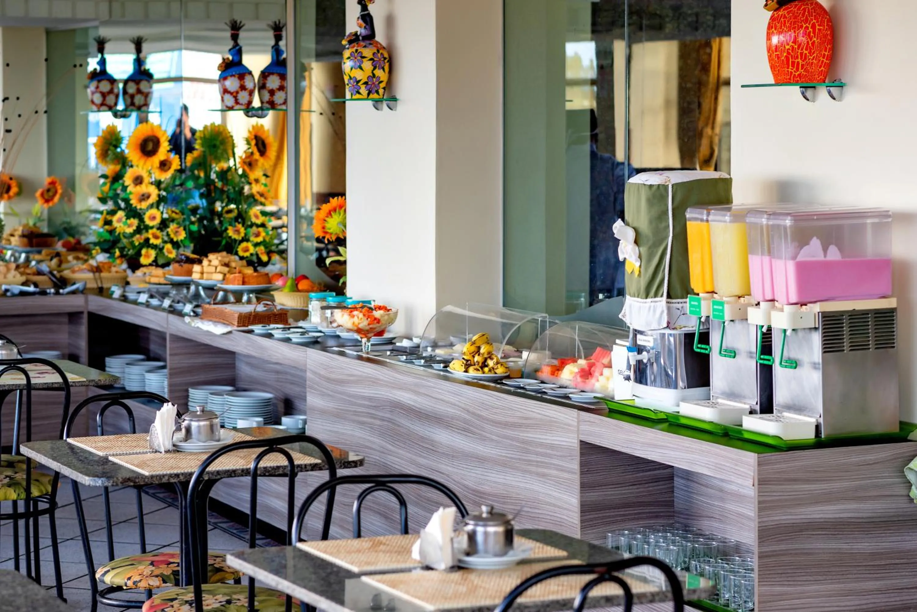 Restaurant/places to eat in Yak Beach Hotel Ponta Negra