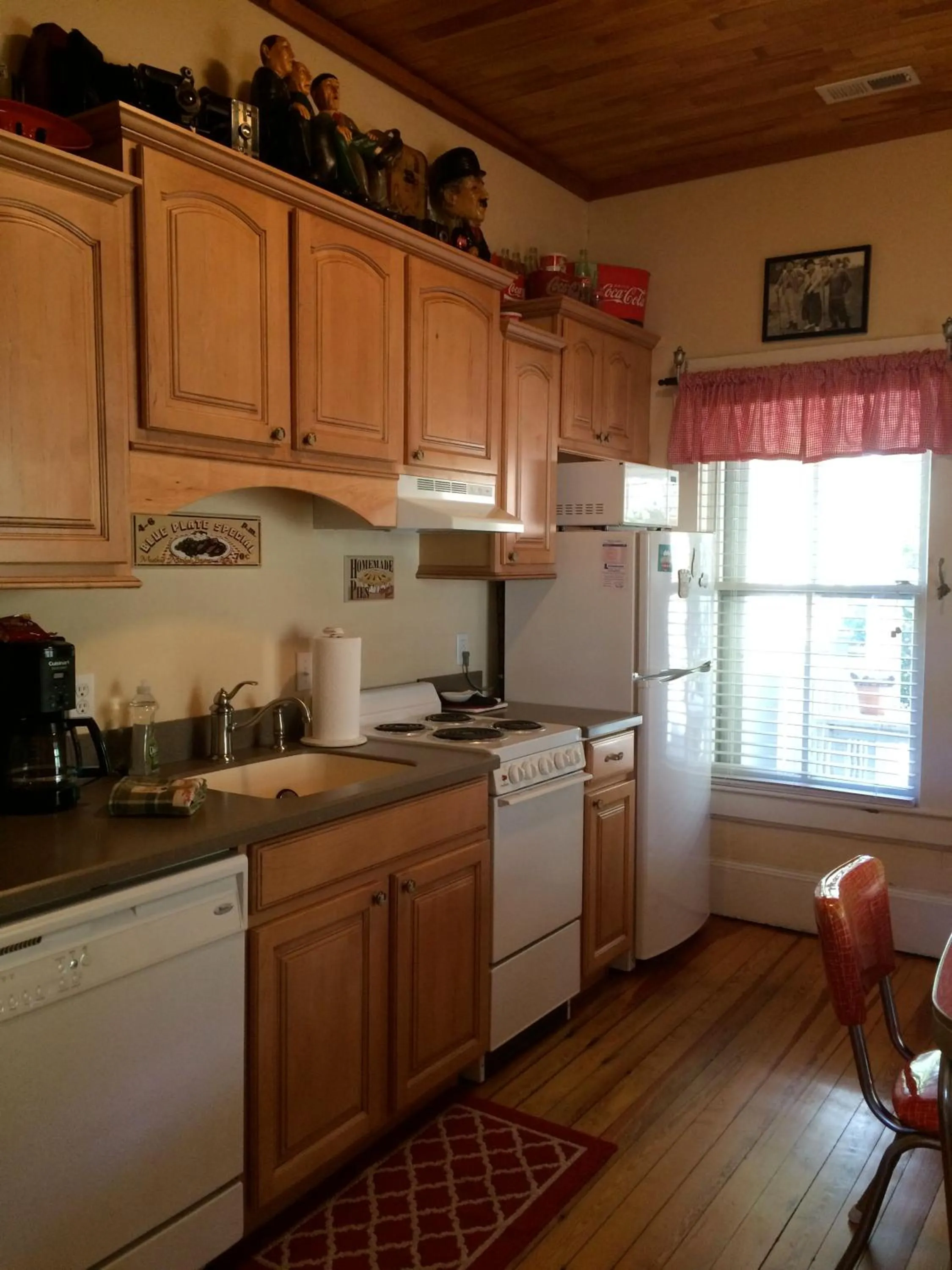 Coffee/tea facilities in Calhoun House Inn & Suites