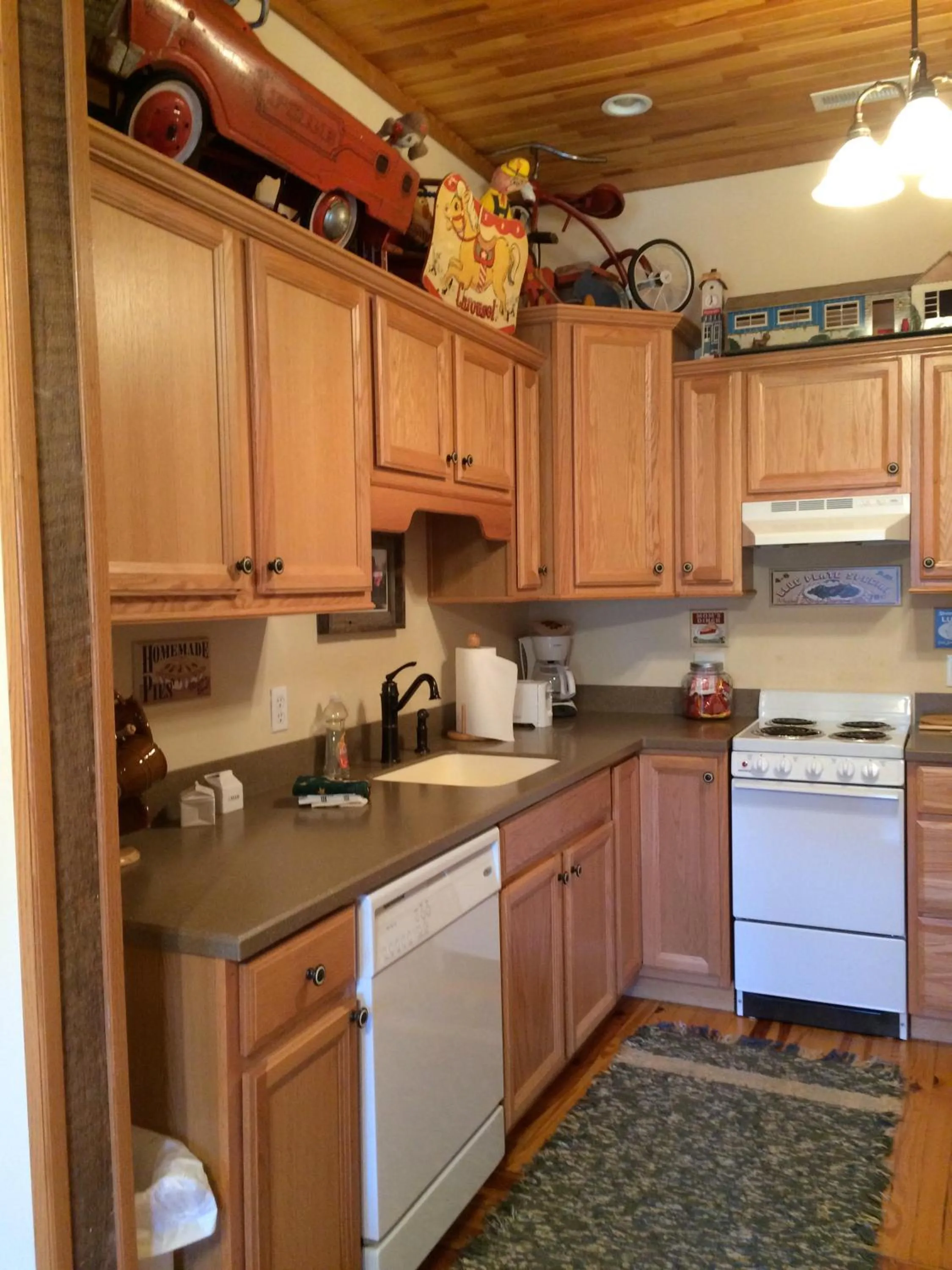 Kitchen or kitchenette in Calhoun House Inn & Suites