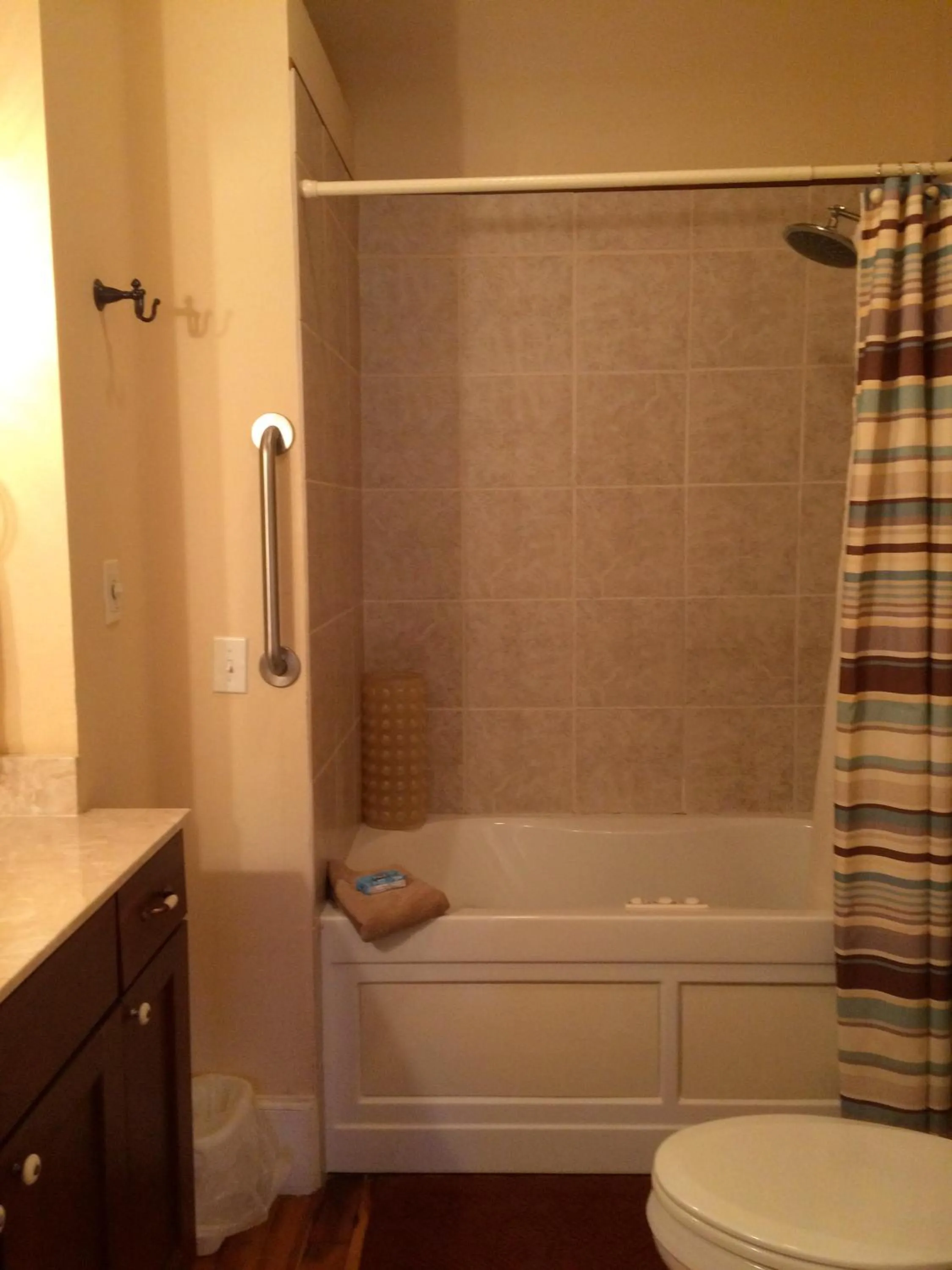 Bathroom in Calhoun House Inn & Suites