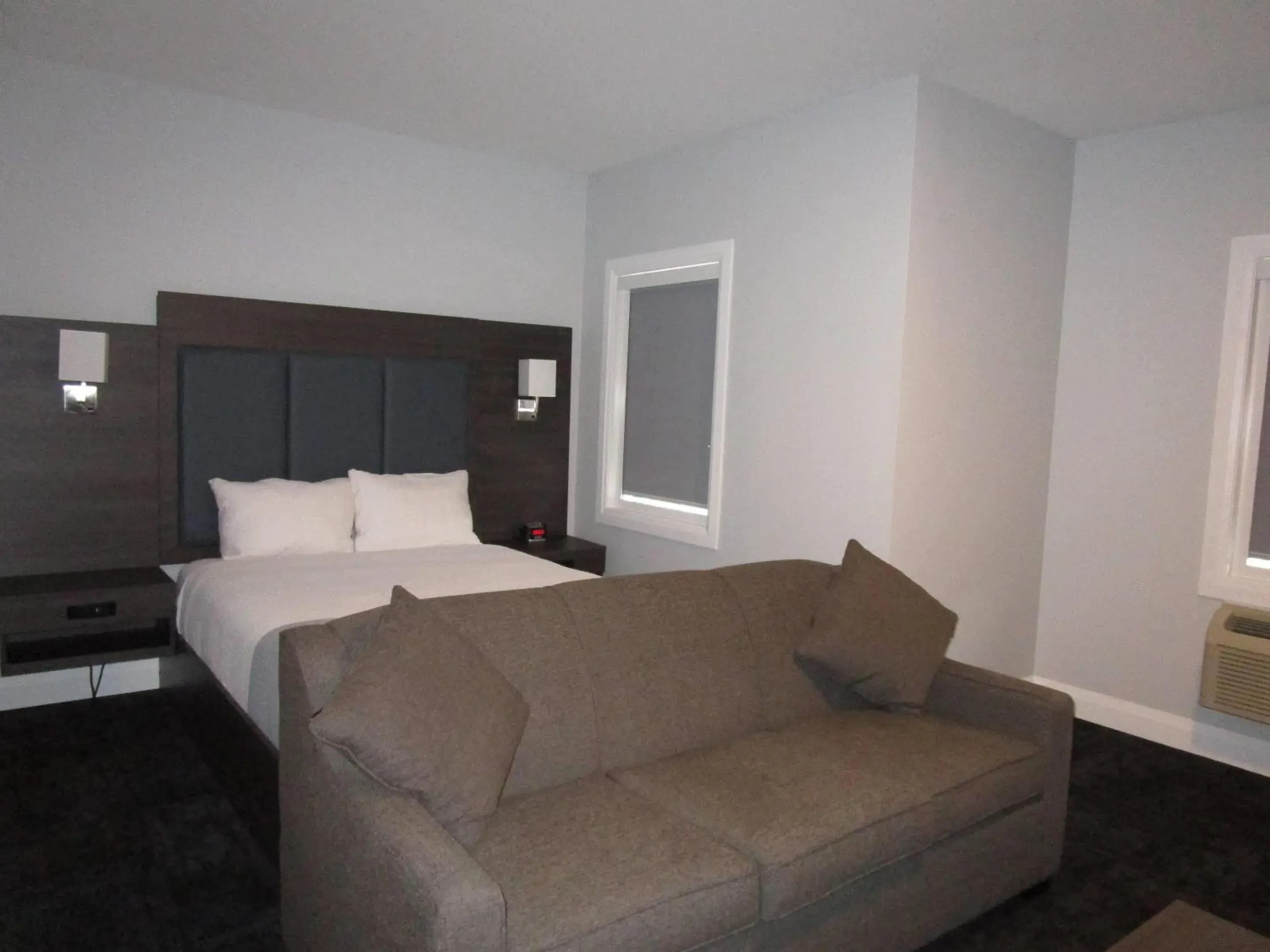 Bedroom, Bed in Park Inn by Radisson Osoyoos Bedroom, Bed in Park Inn by Radisson Osoyoos