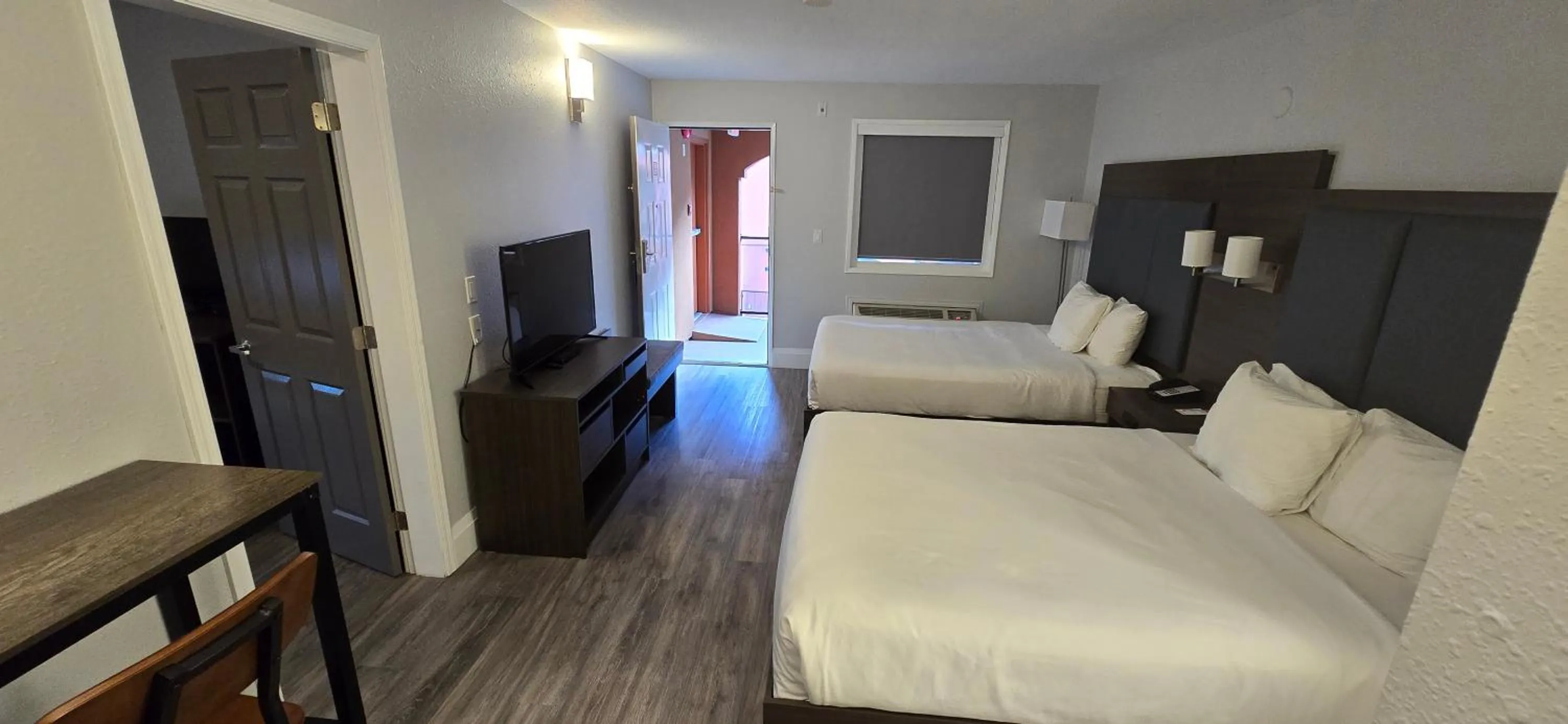 Bed in Park Inn by Radisson Osoyoos