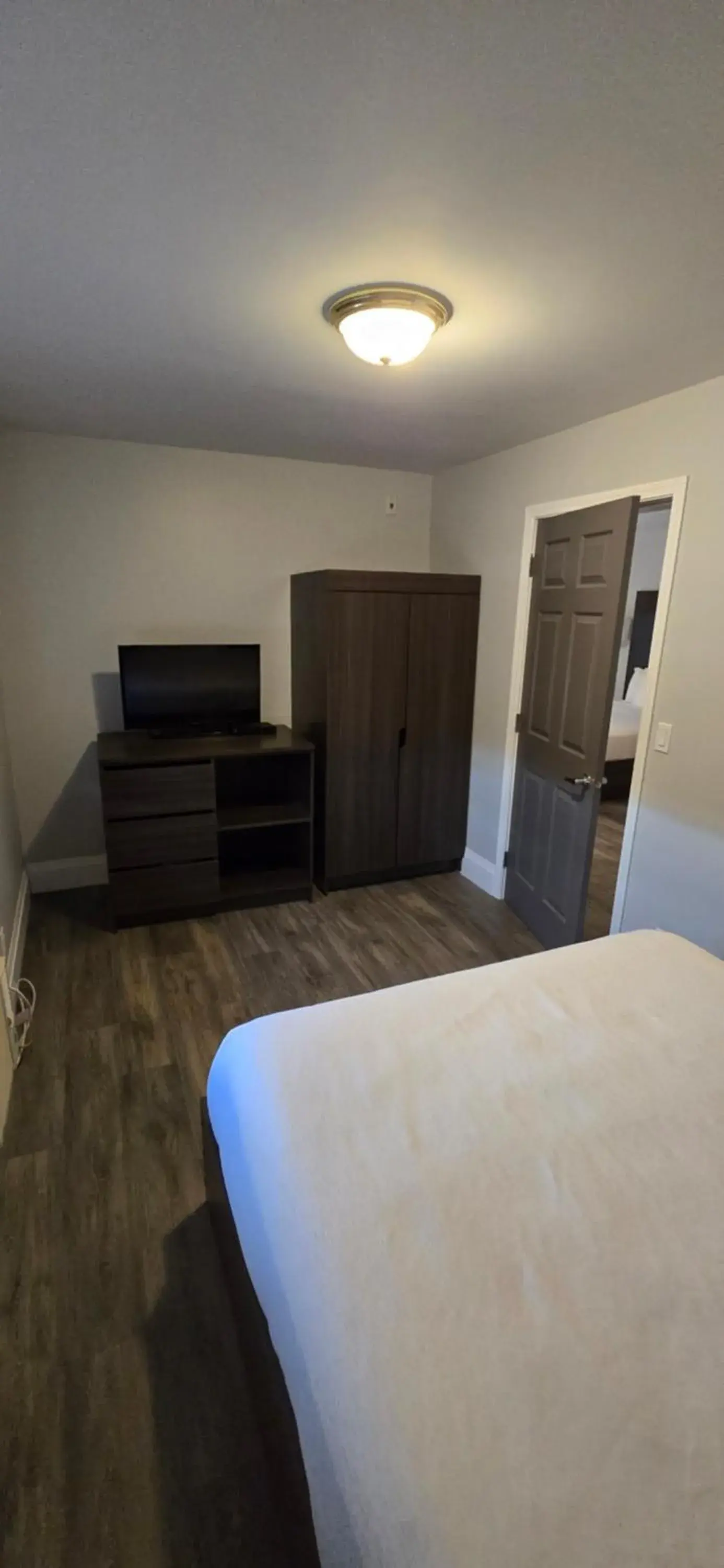 TV and multimedia, Bed in Park Inn by Radisson Osoyoos TV and multimedia, Bed in Park Inn by Radisson Osoyoos