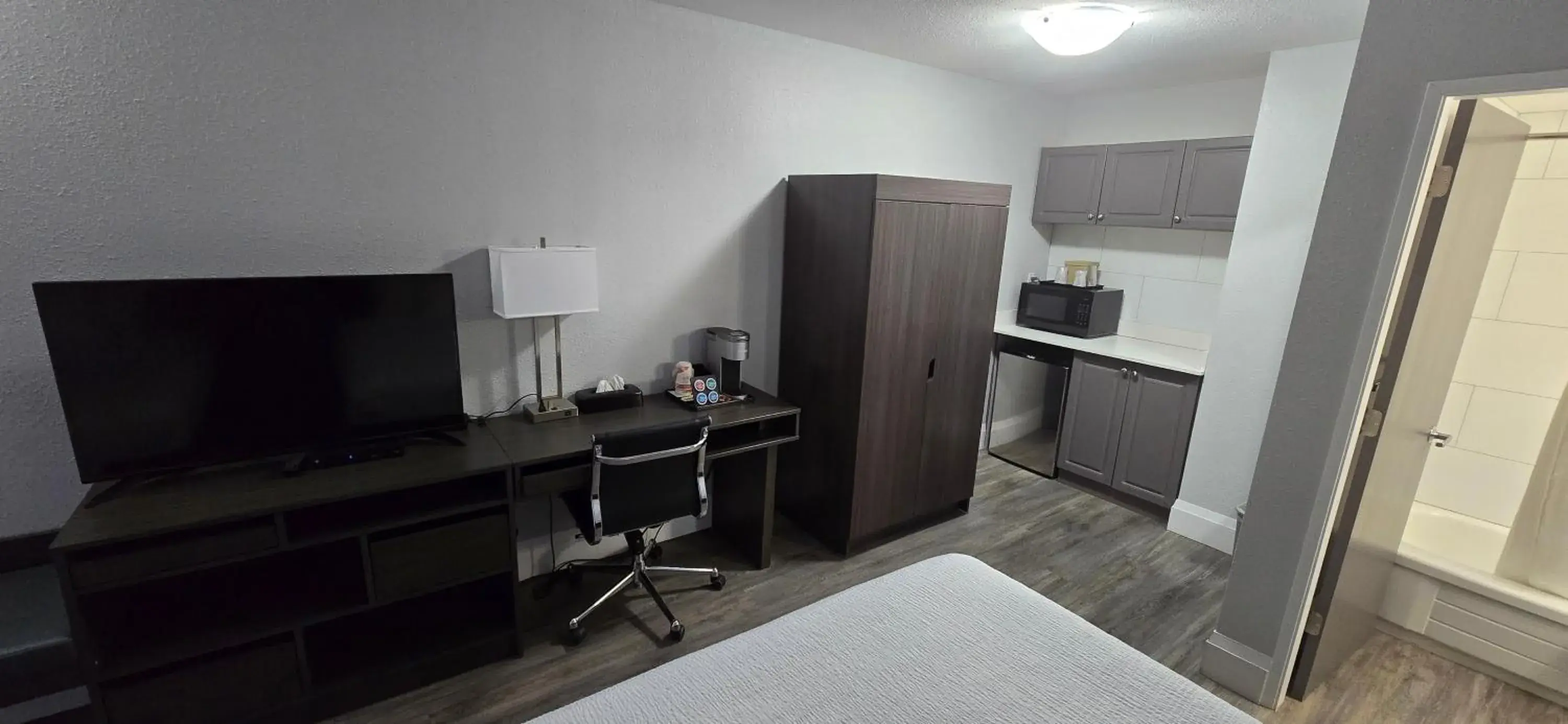 TV and multimedia, Bed in Park Inn by Radisson Osoyoos TV and multimedia, Bed in Park Inn by Radisson Osoyoos