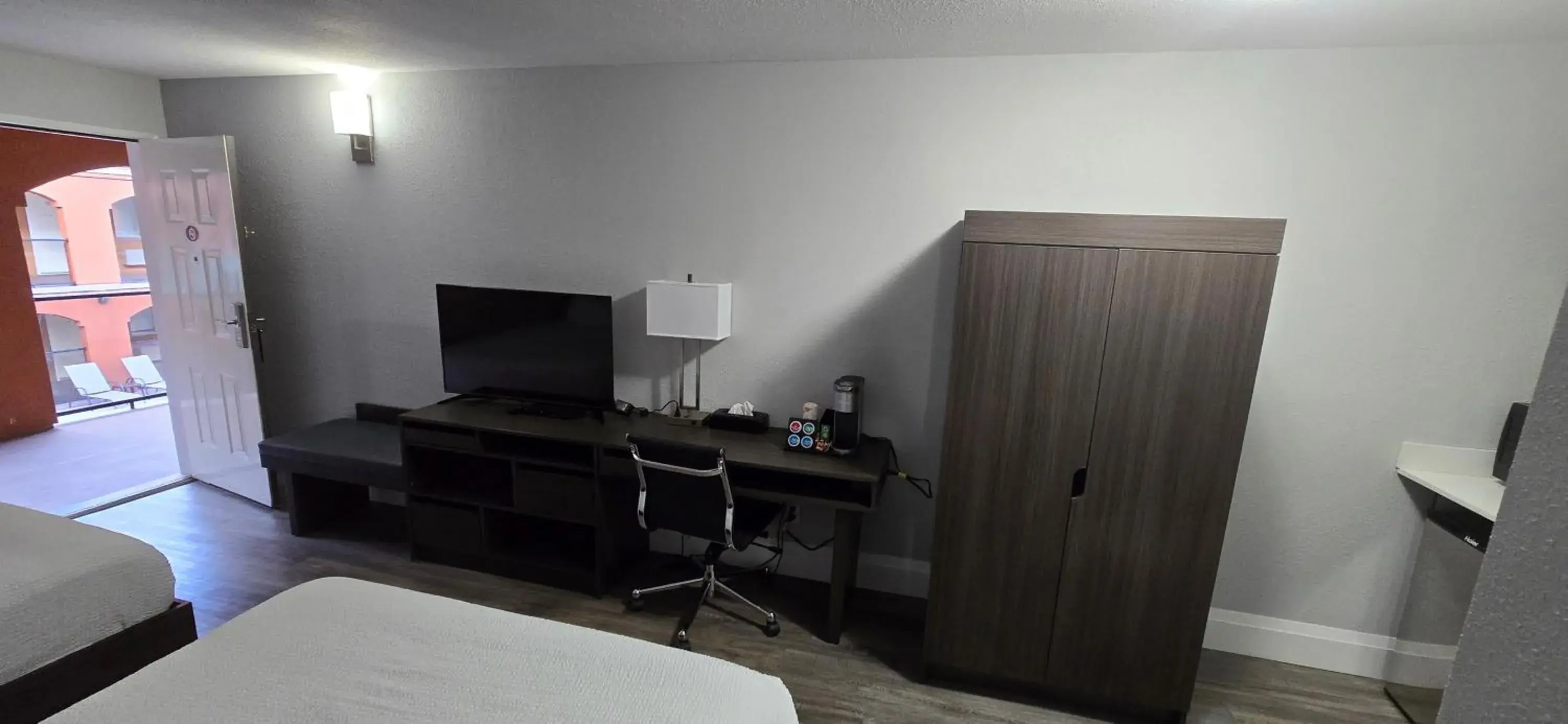 TV and multimedia, Bed in Park Inn by Radisson Osoyoos TV and multimedia, Bed in Park Inn by Radisson Osoyoos