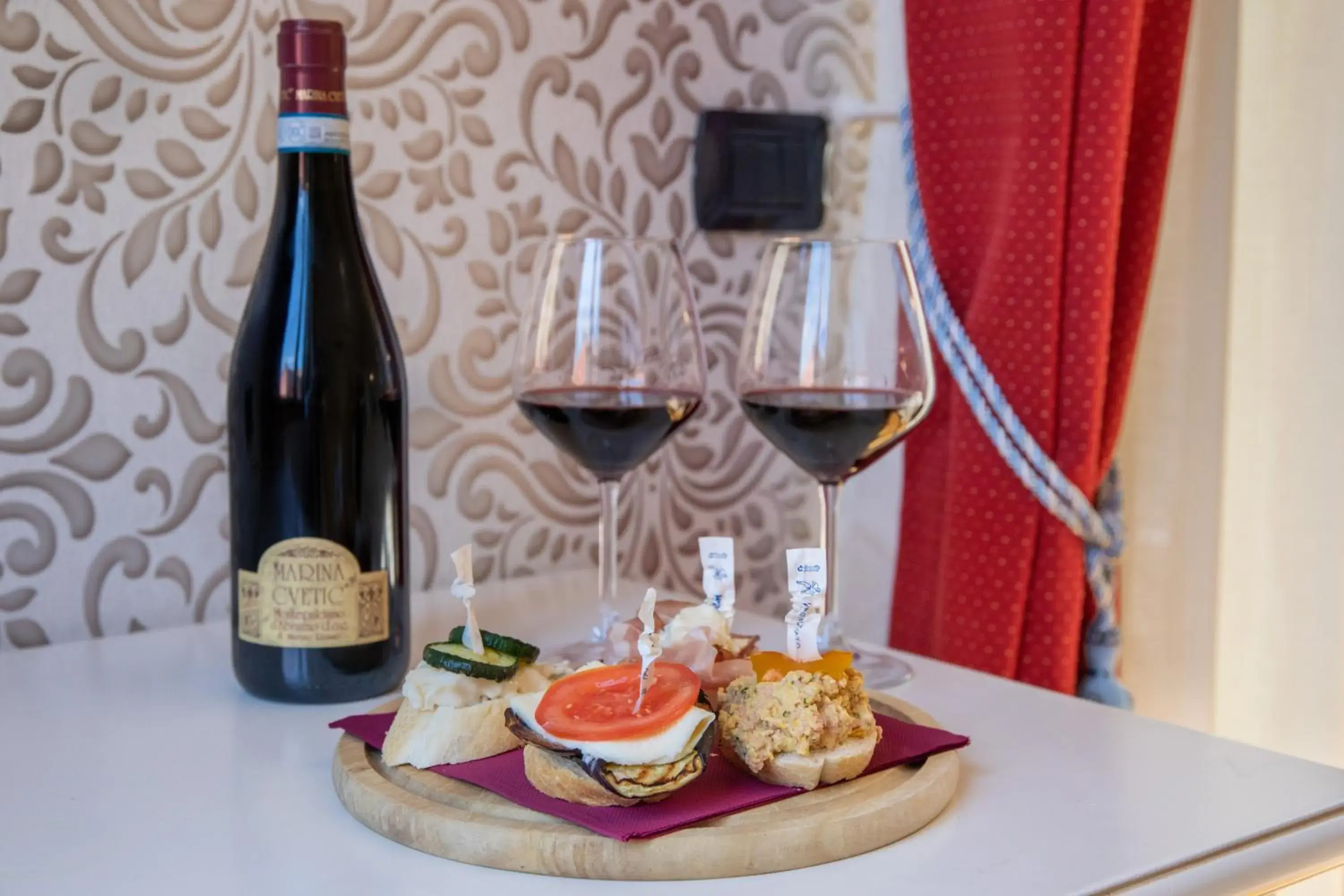 Food and drinks in Charming Palace Santa Fosca Food and drinks in Charming Palace Santa Fosca