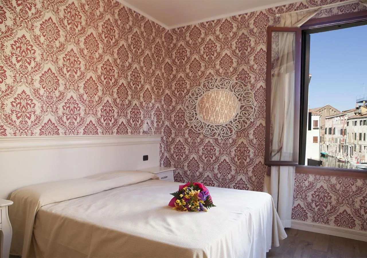 Bed in Charming Palace Santa Fosca