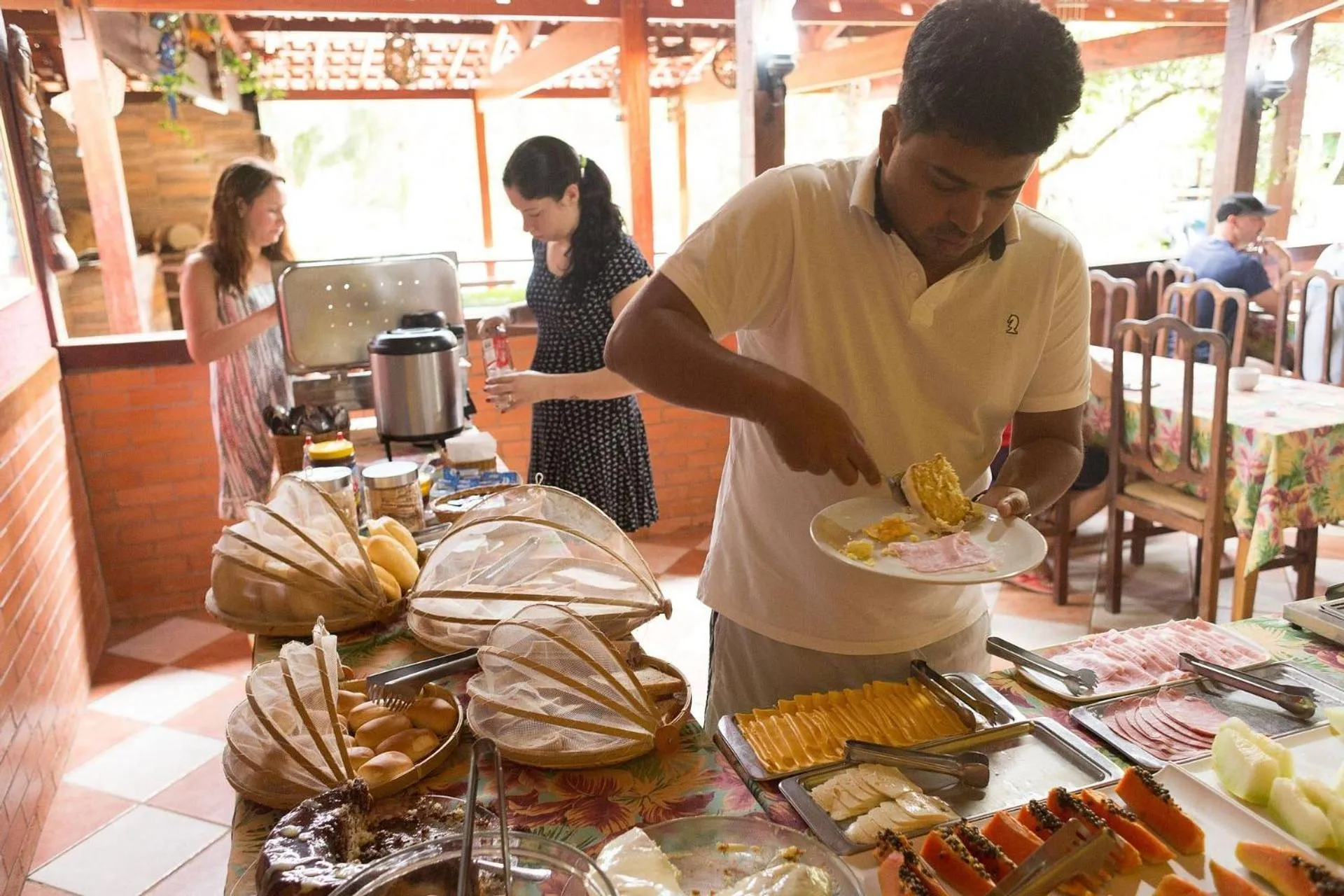 Buffet breakfast in Pousada Recanto dos Lima