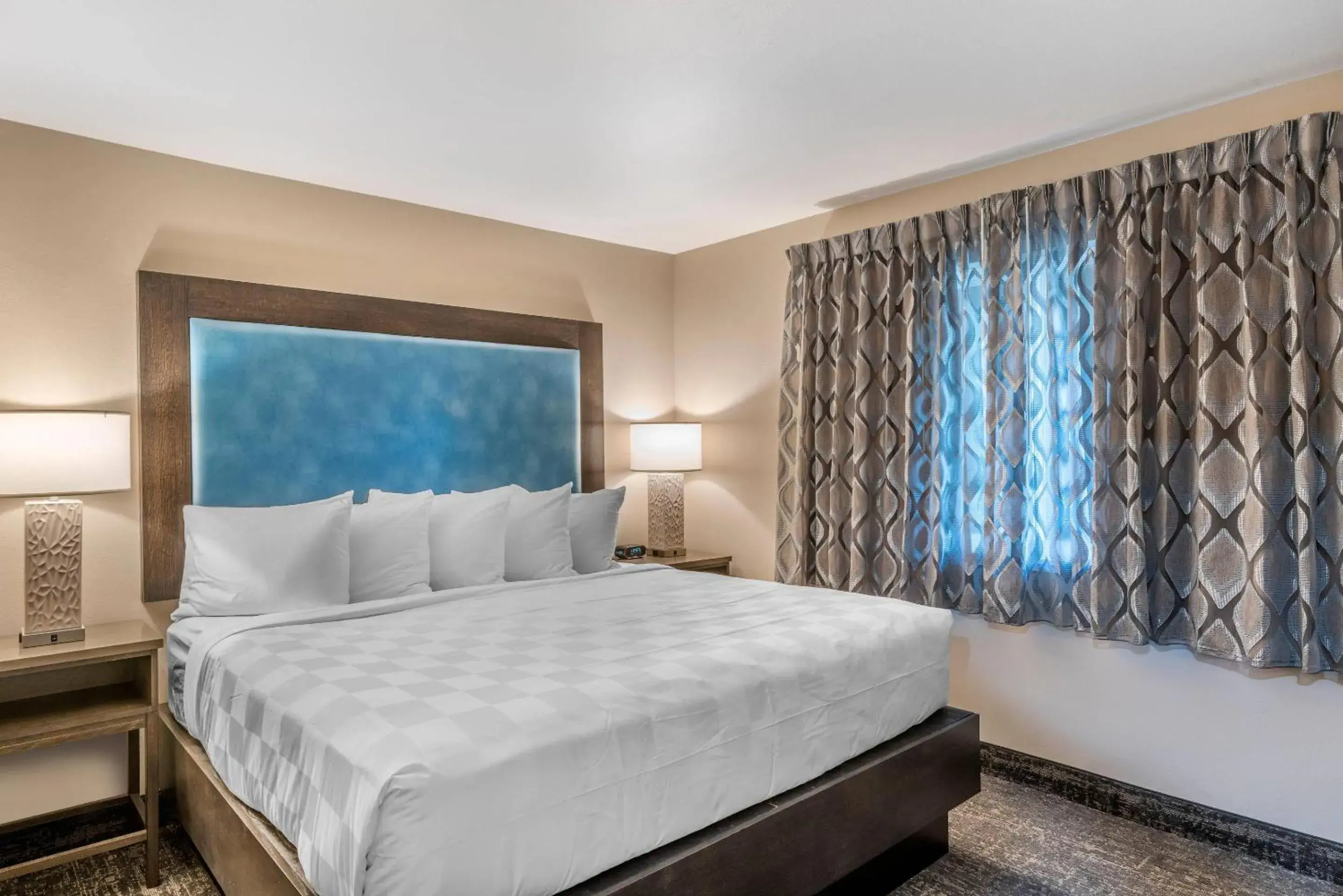 Bedroom, Bed in Lincoln Sands Oceanfront Resort, an Ascend Collection Hotel Bedroom, Bed in Lincoln Sands Oceanfront Resort, an Ascend Collection Hotel