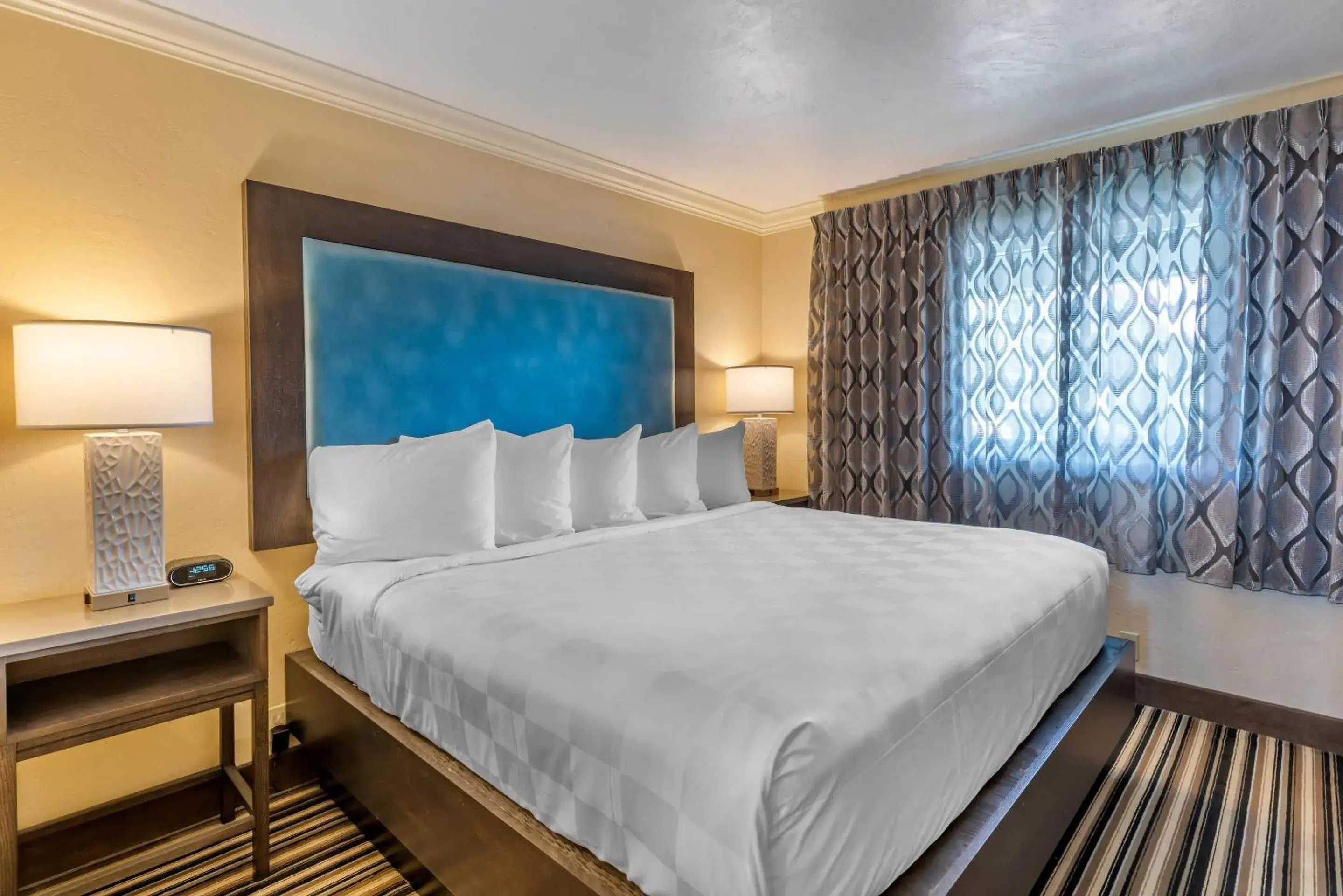 Standard King Room - Non Smoking in Lincoln Sands Oceanfront Resort, an Ascend Collection Hotel Standard King Room - Non Smoking in Lincoln Sands Oceanfront Resort, an Ascend Collection Hotel