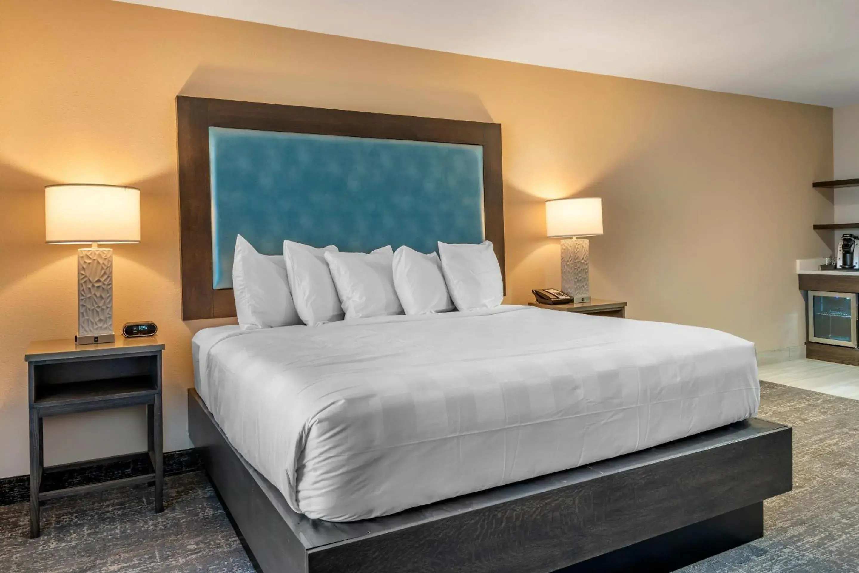 Bedroom, Bed in Lincoln Sands Oceanfront Resort, an Ascend Collection Hotel Bedroom, Bed in Lincoln Sands Oceanfront Resort, an Ascend Collection Hotel