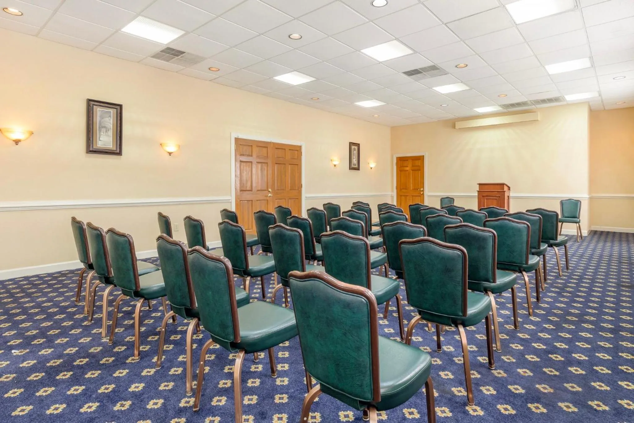 Meeting/conference room in Red Roof Inn & Suites Newport News