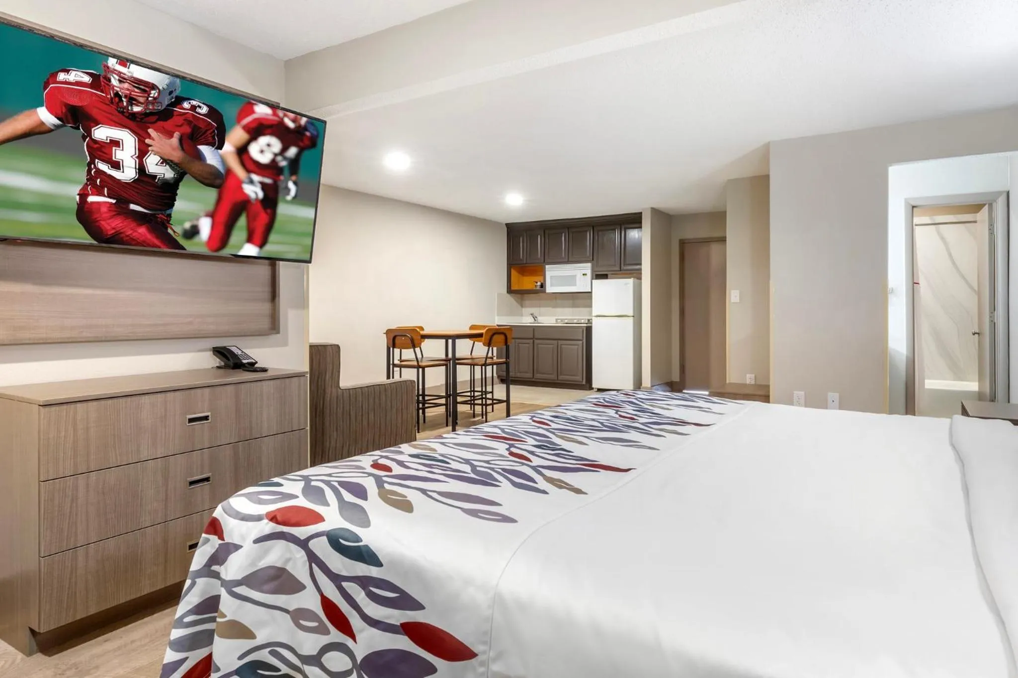 Photo of the whole room, Bed in Red Roof Inn & Suites Newport News