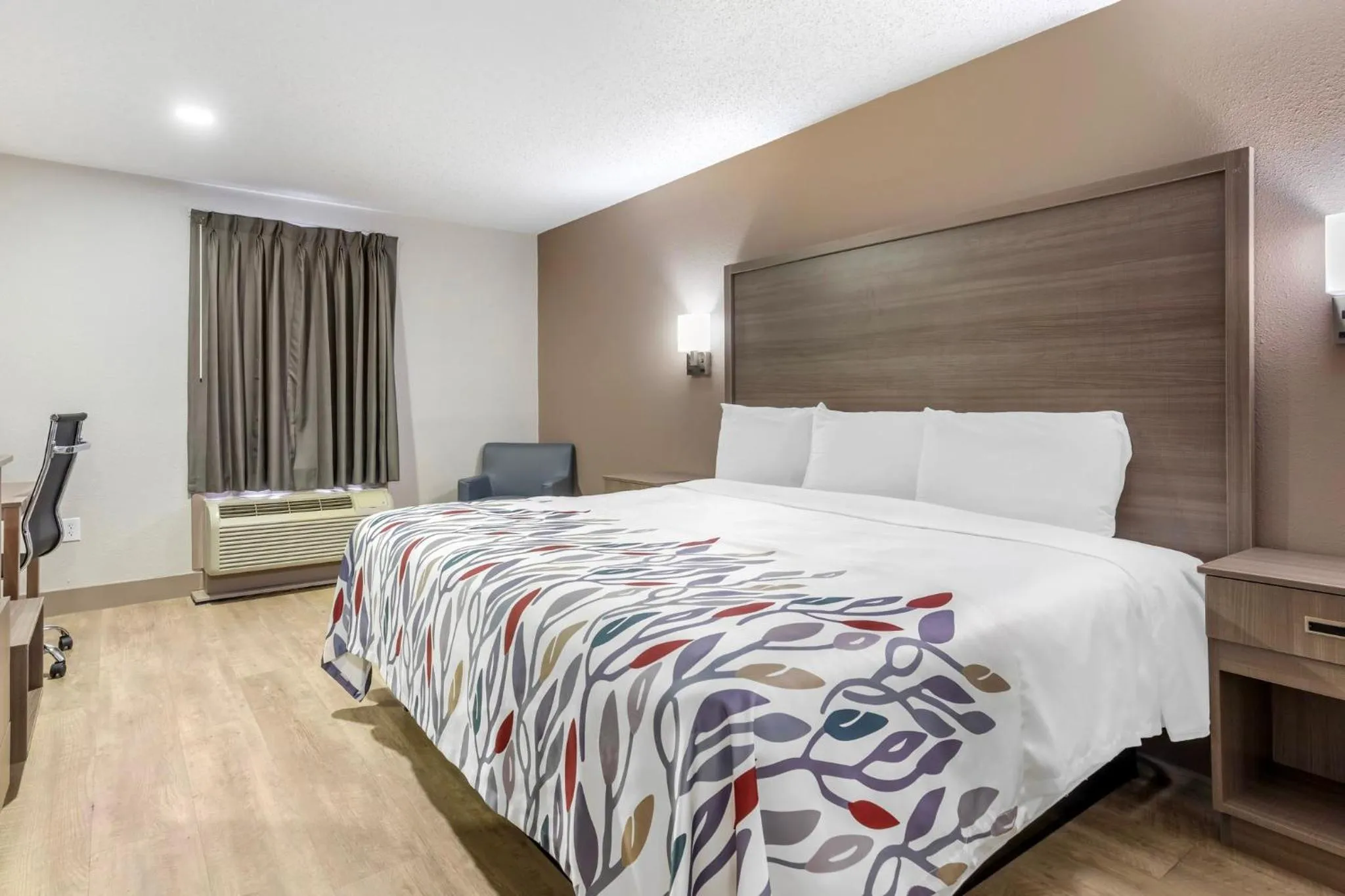 Photo of the whole room, Bed in Red Roof Inn & Suites Newport News