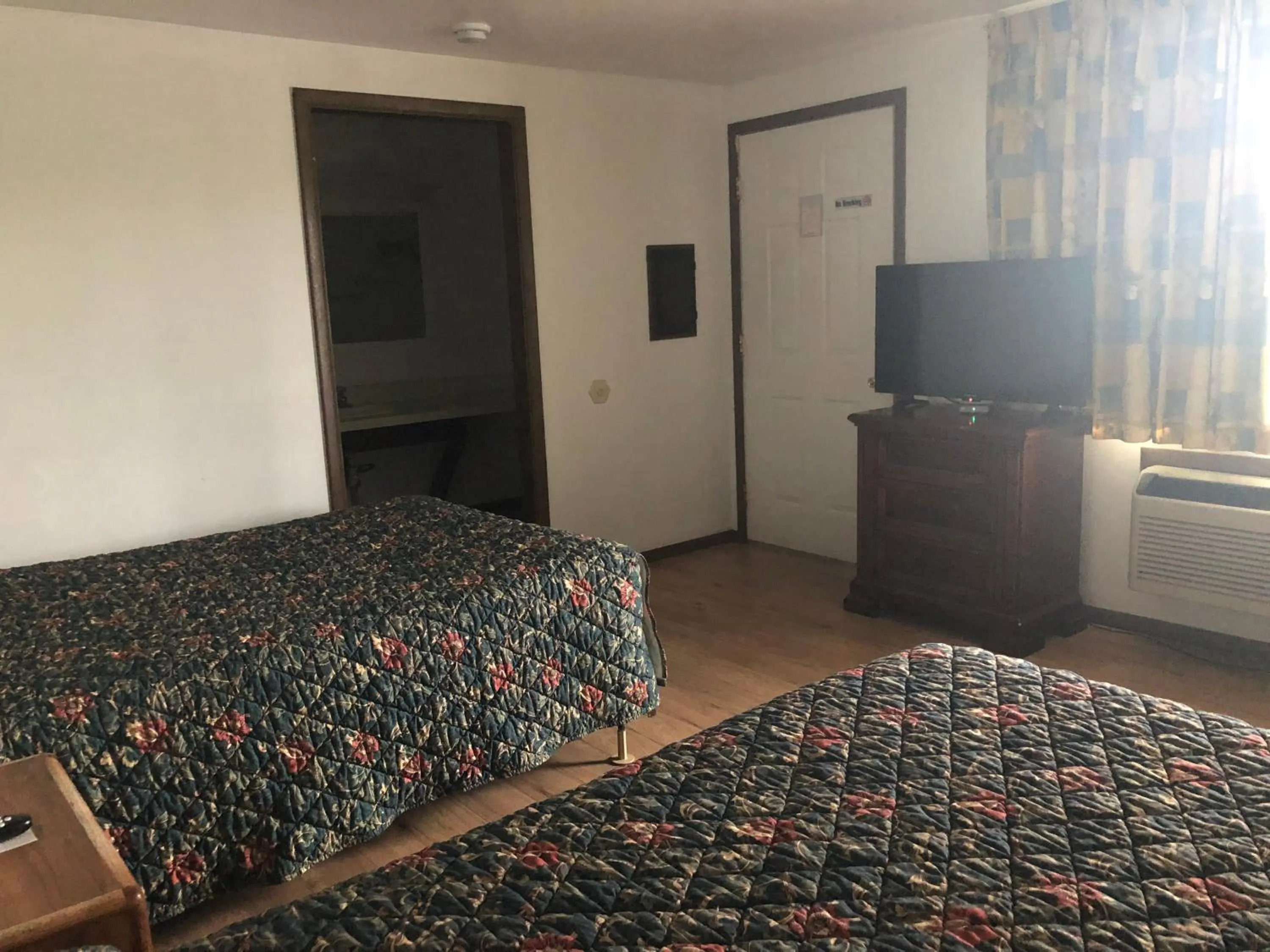 Bed in Neva Jean Motel