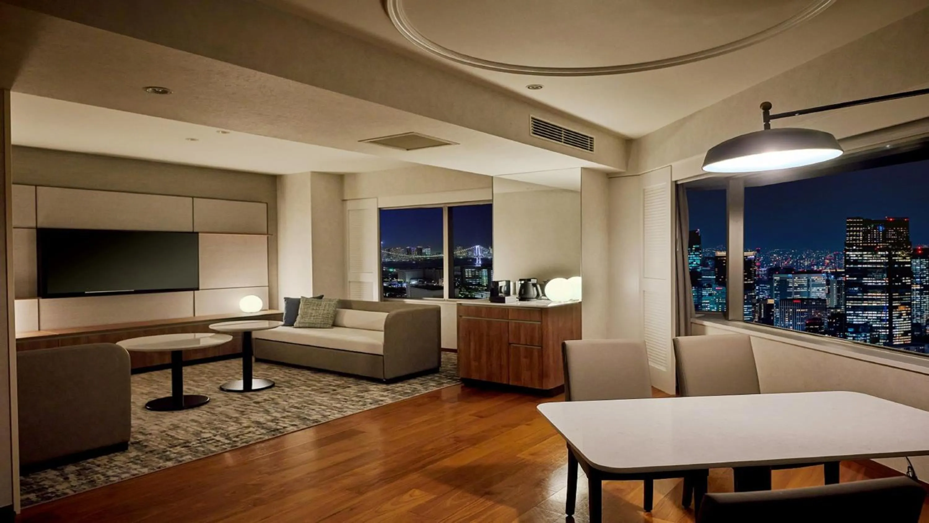 Photo of the whole room in ANA Holiday Inn Tokyo Bay by IHG