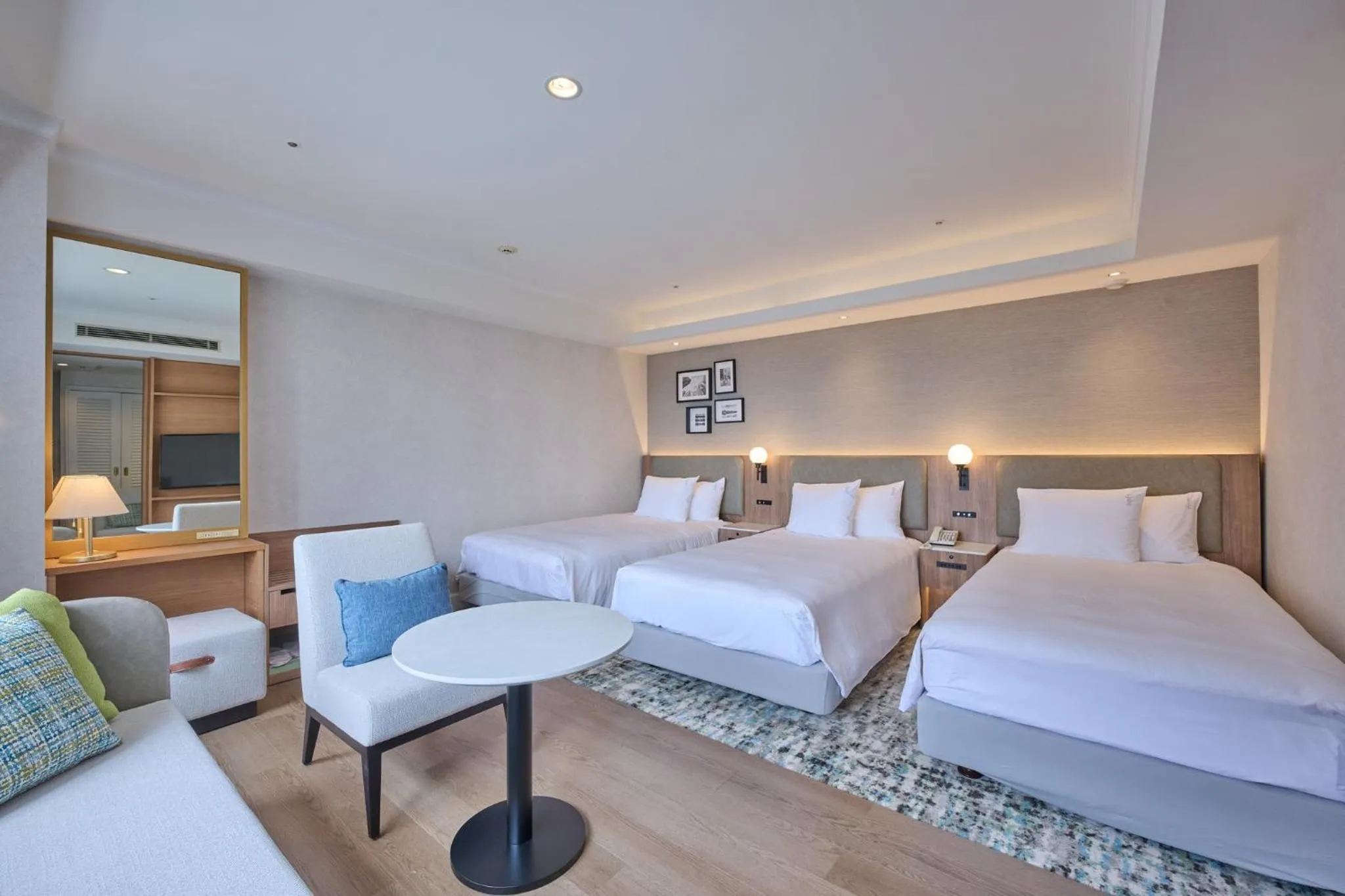 Photo of the whole room, Bed in ANA Holiday Inn Tokyo Bay by IHG