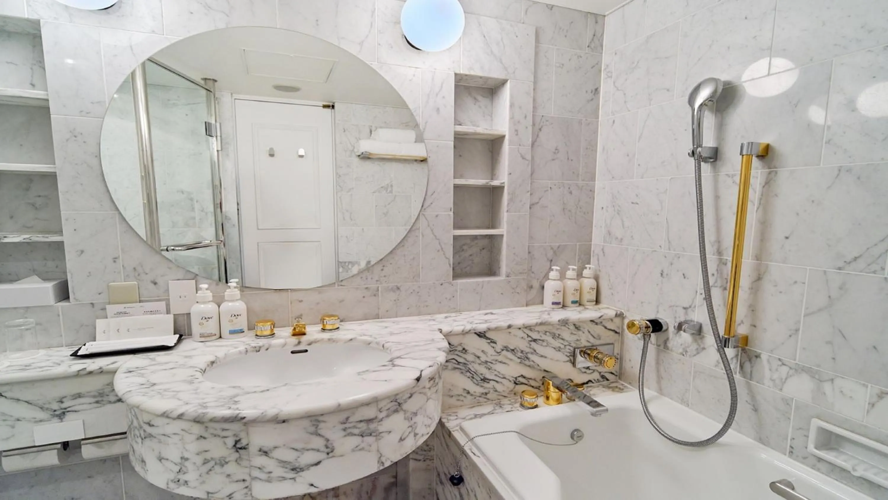 Photo of the whole room in ANA Holiday Inn Tokyo Bay by IHG