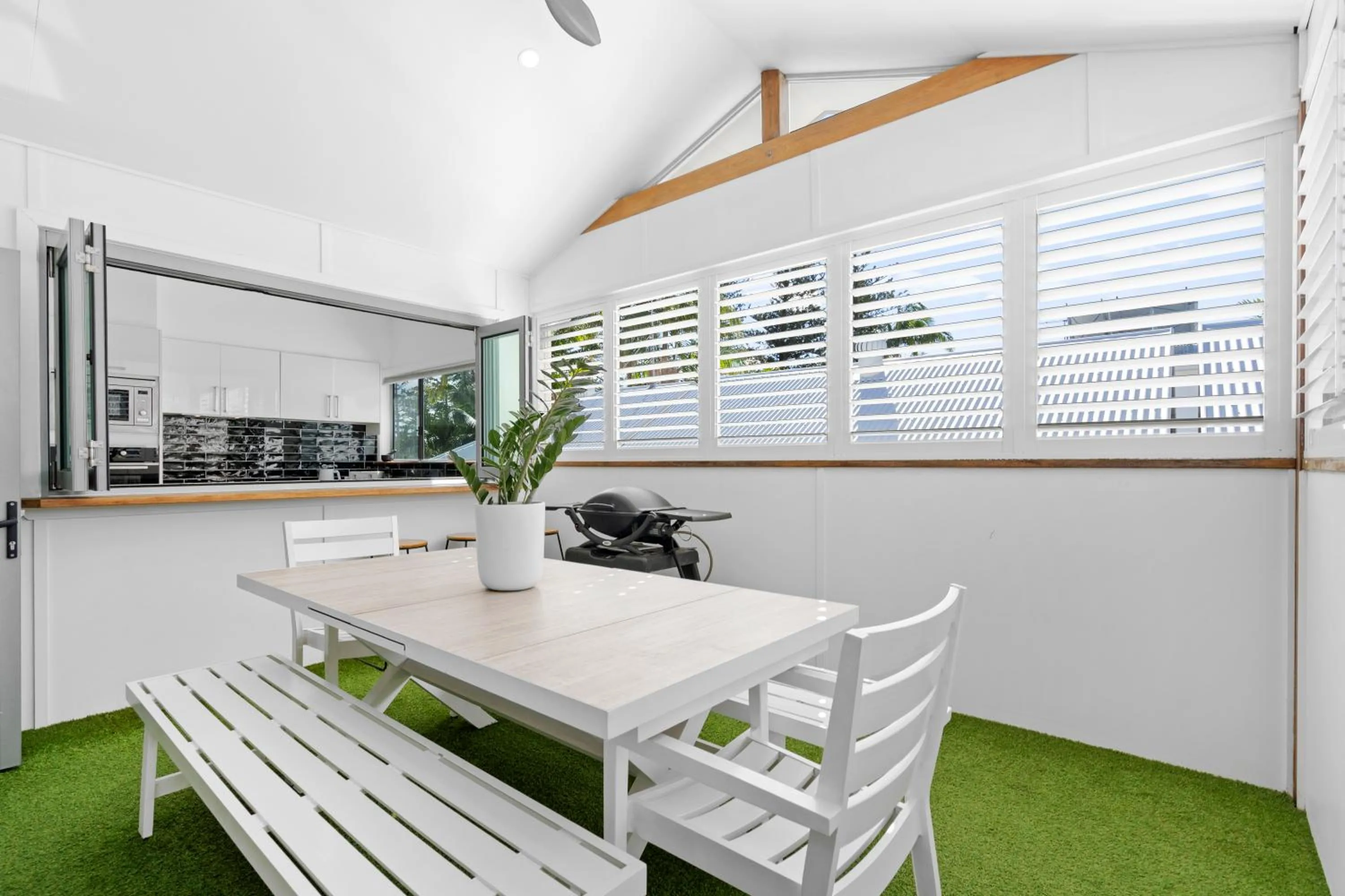 Dining area in Azur Byron Bay