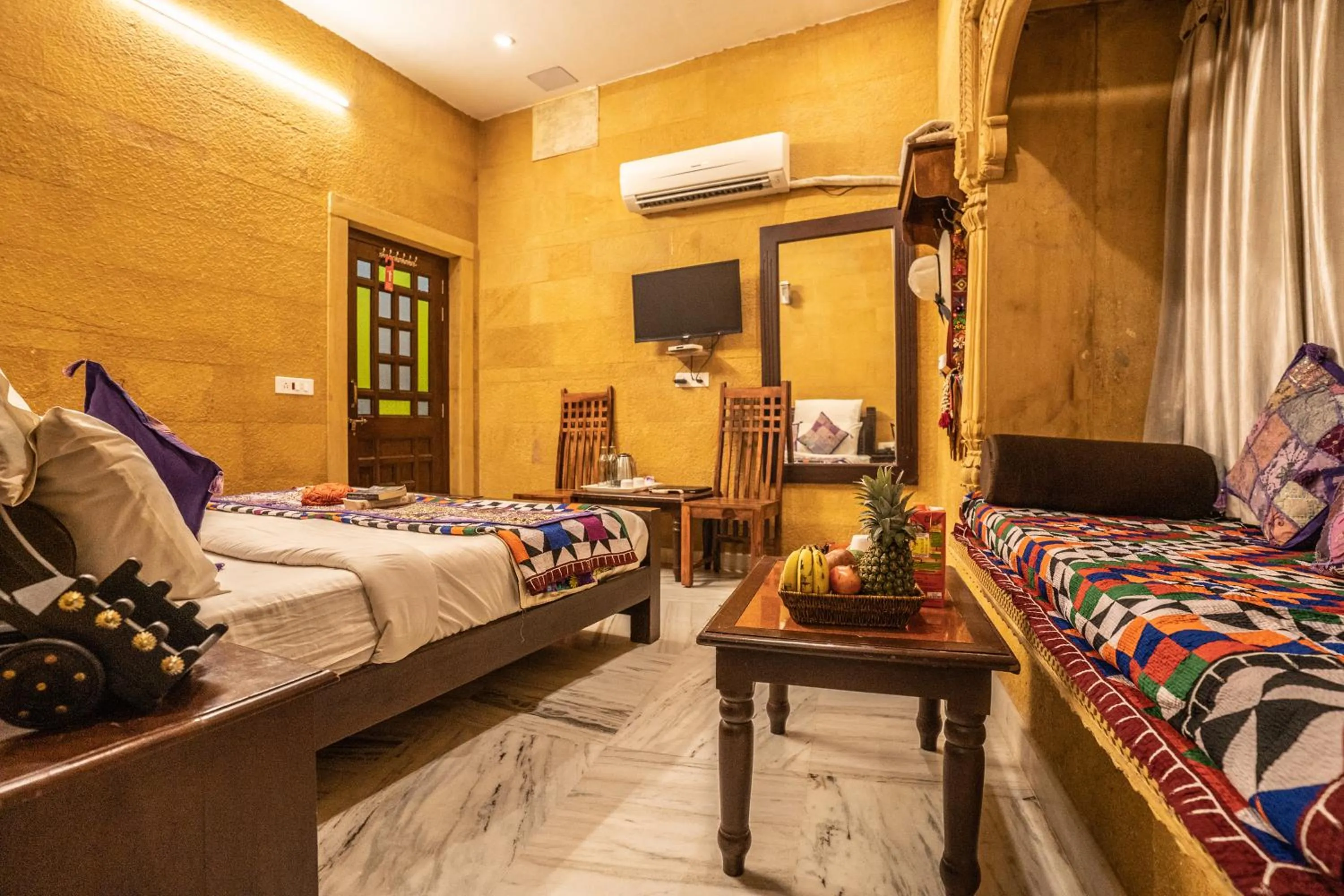 Communal lounge/ TV room, Bed in Hotel Royal Villa Jaisalmer