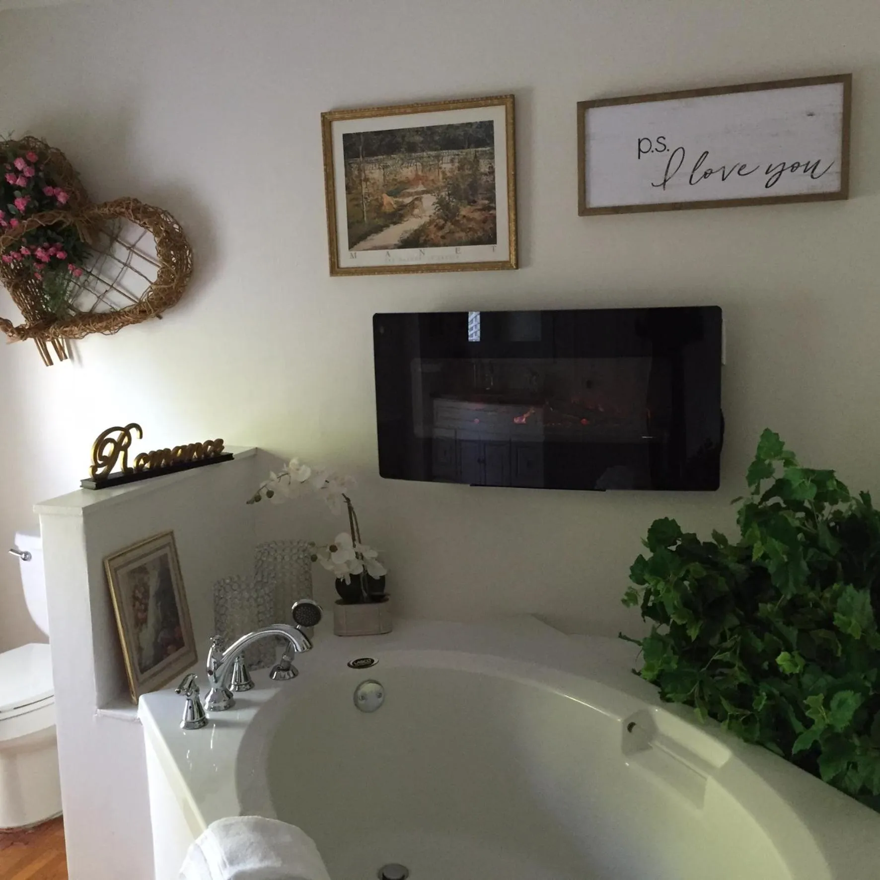 Hot Tub in 18 Vine Inn & Carriage House