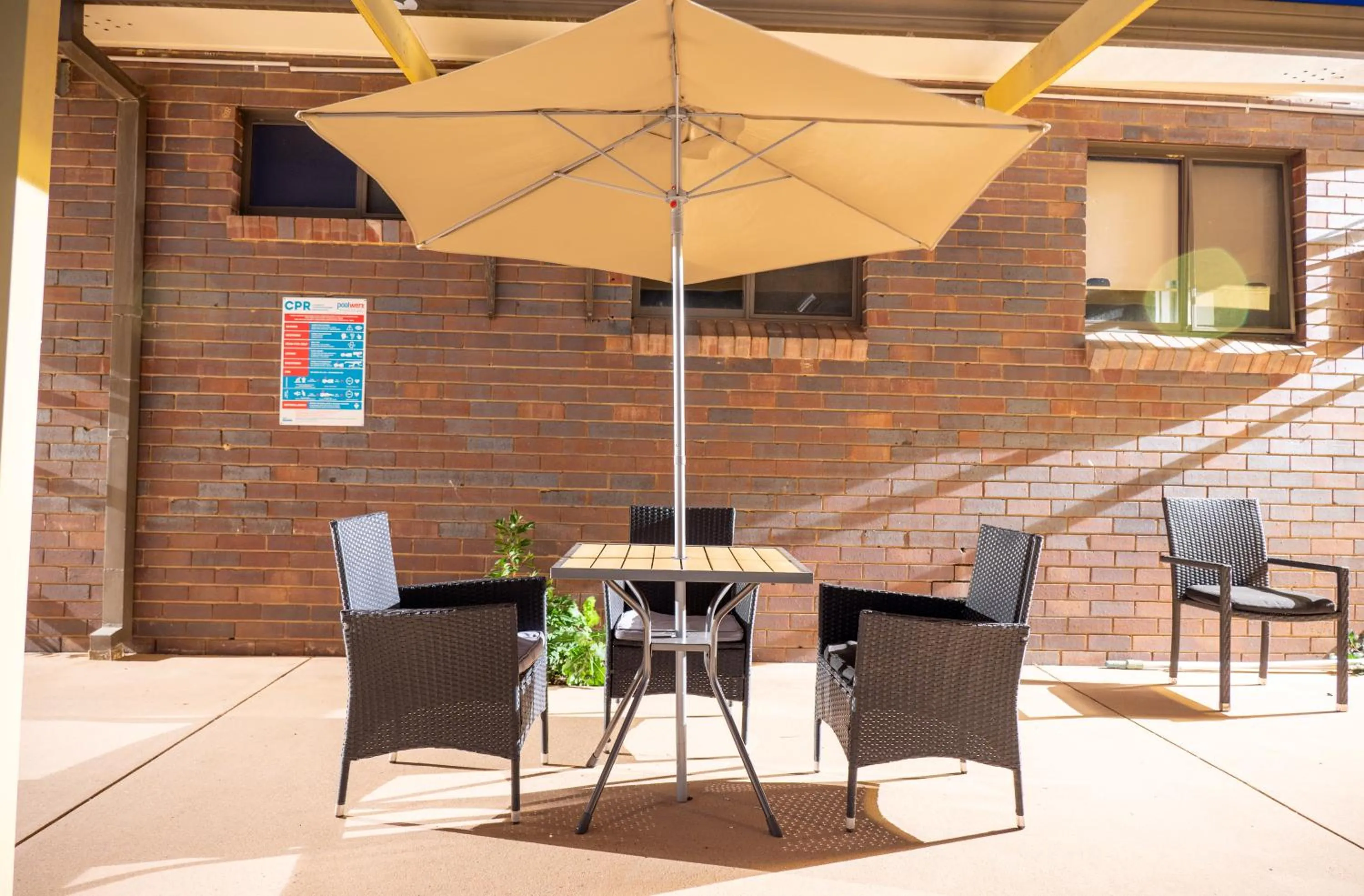 Swimming pool in Tumut Valley Motel Pet Friendly