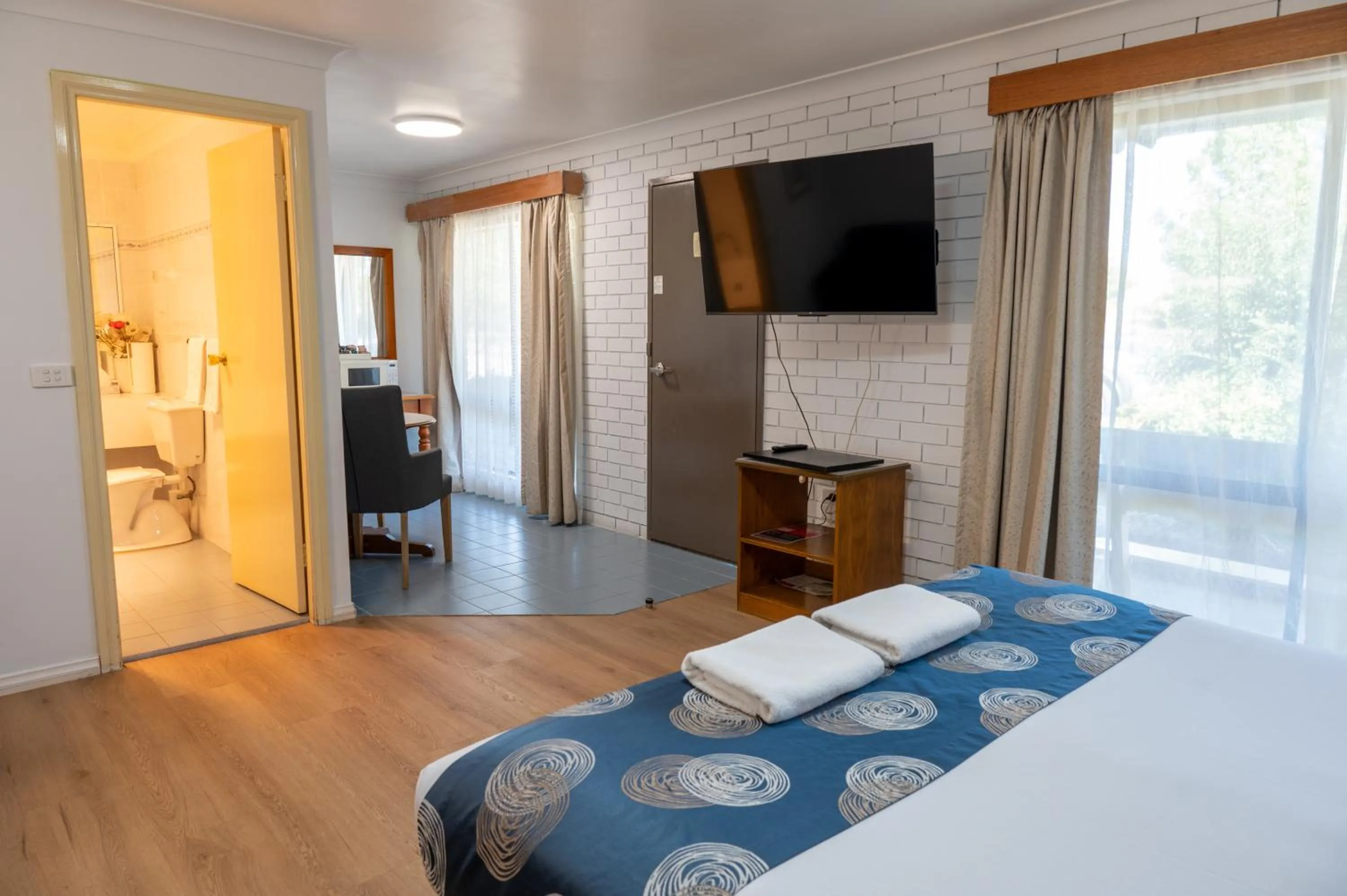 Bed in Tumut Valley Motel Pet Friendly