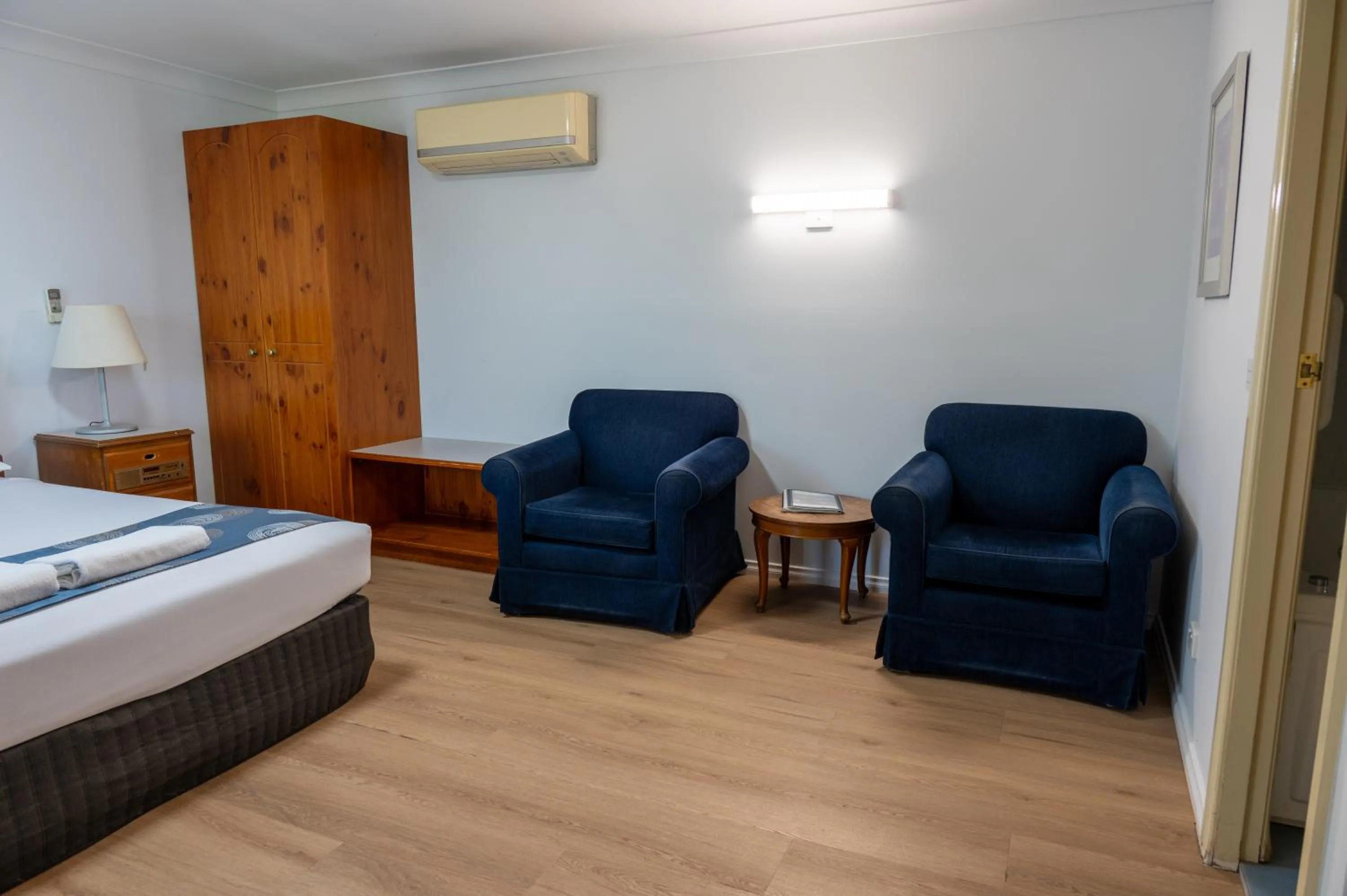 Bed in Tumut Valley Motel Pet Friendly