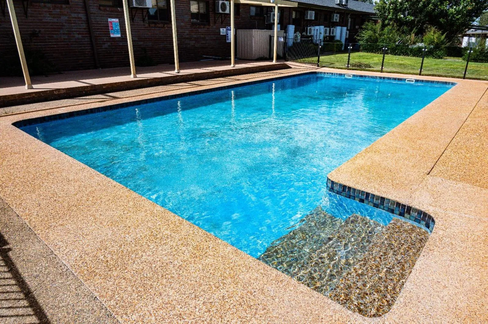 Swimming pool in Tumut Valley Motel Pet Friendly