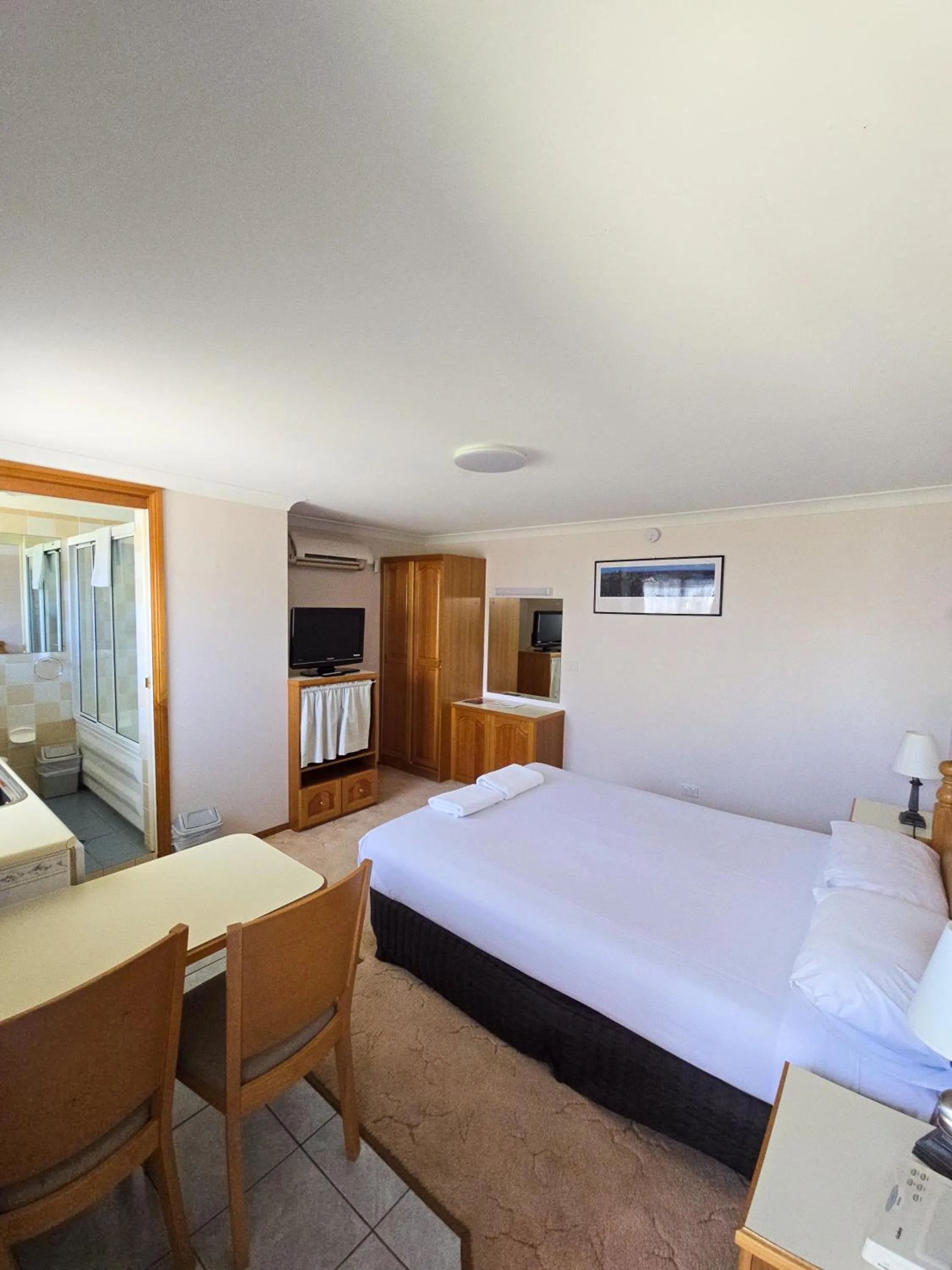 Bed in Tumut Valley Motel Pet Friendly