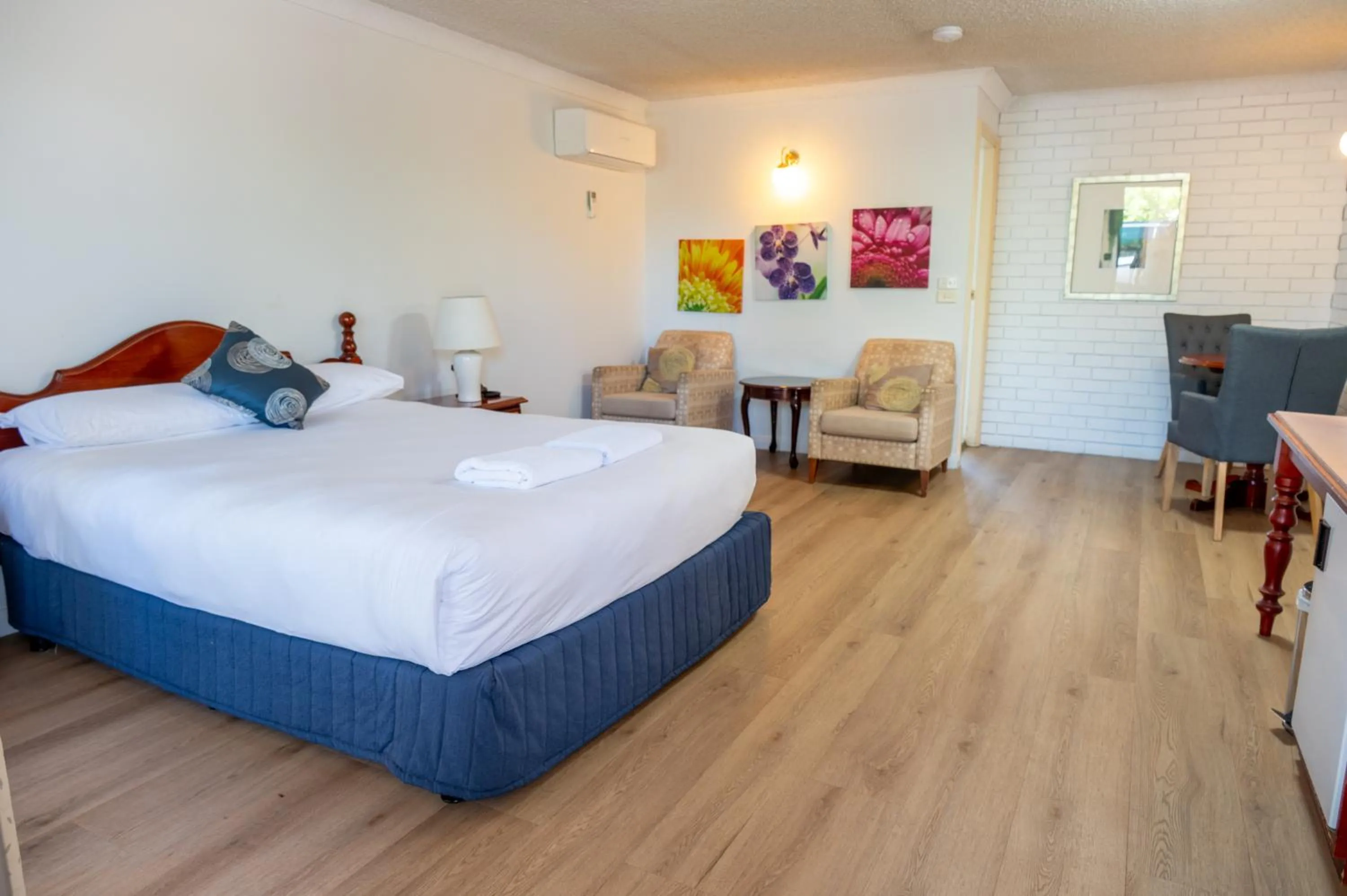 Bed in Tumut Valley Motel Pet Friendly