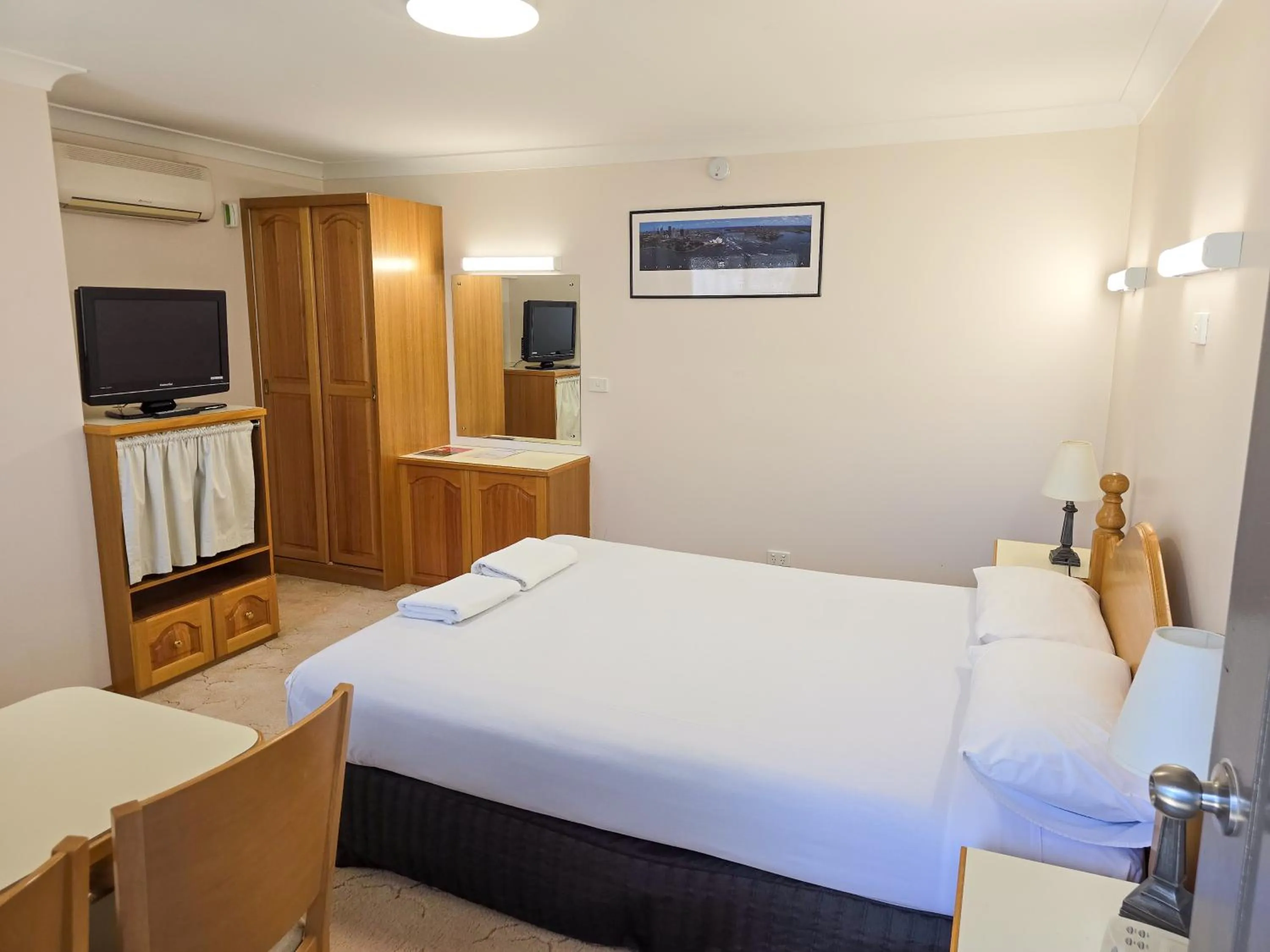 Bed in Tumut Valley Motel Pet Friendly