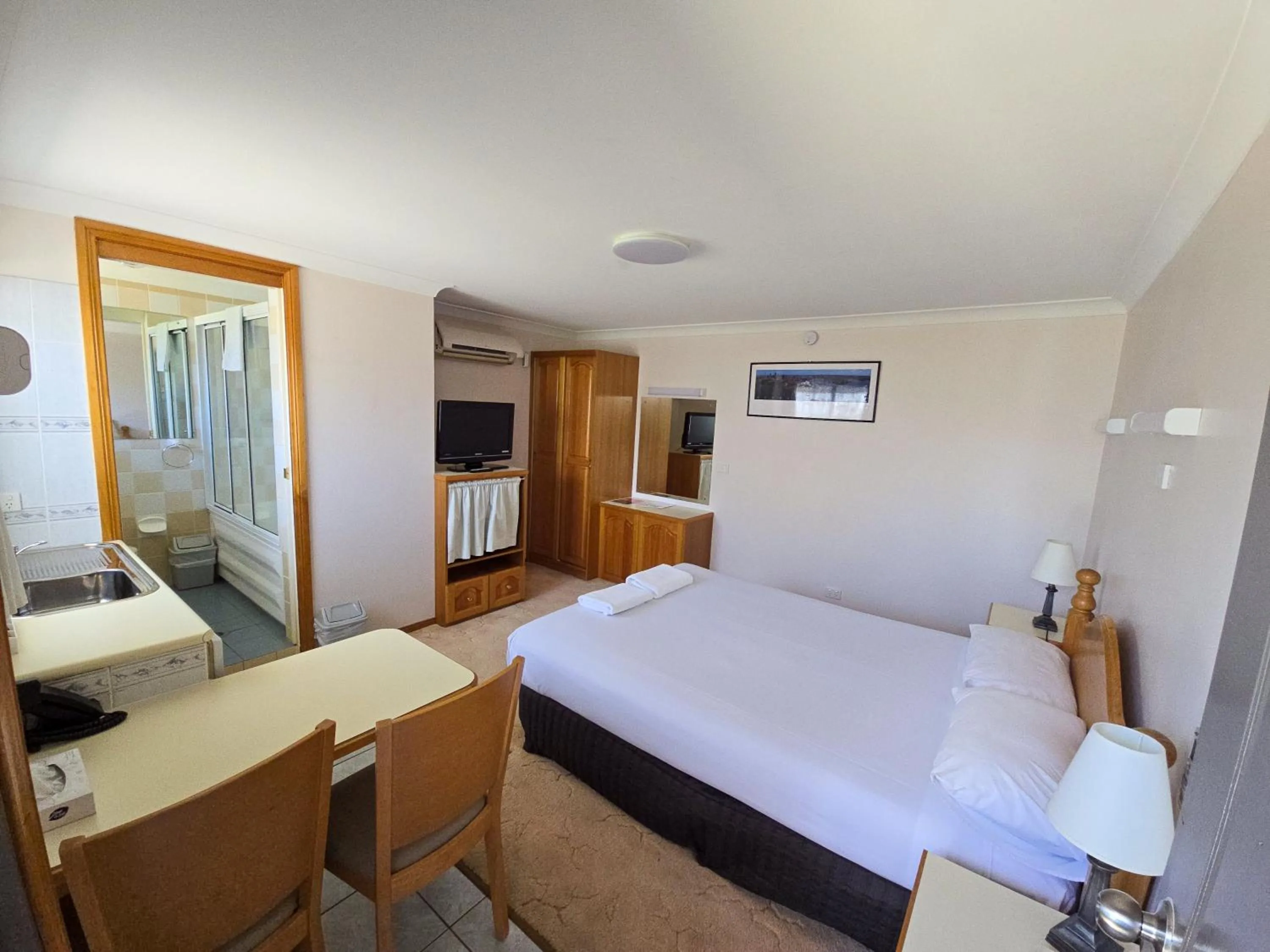 Bed in Tumut Valley Motel Pet Friendly